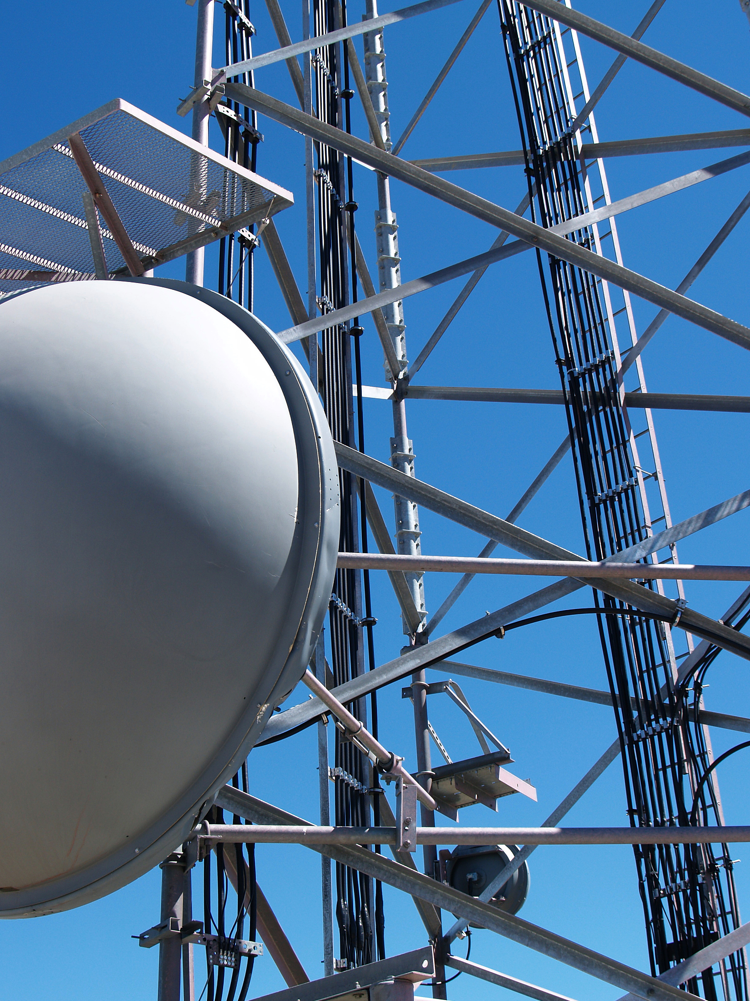 请结合RFID技术、 RFID天线、RFID天线的类型和设计目标、RFID天线主要制造工艺、 RFID天线工作原理、RFID天线的应用、RFID天线发展趋势这几个标题给出物联网中的RFID天线综述的200字摘要