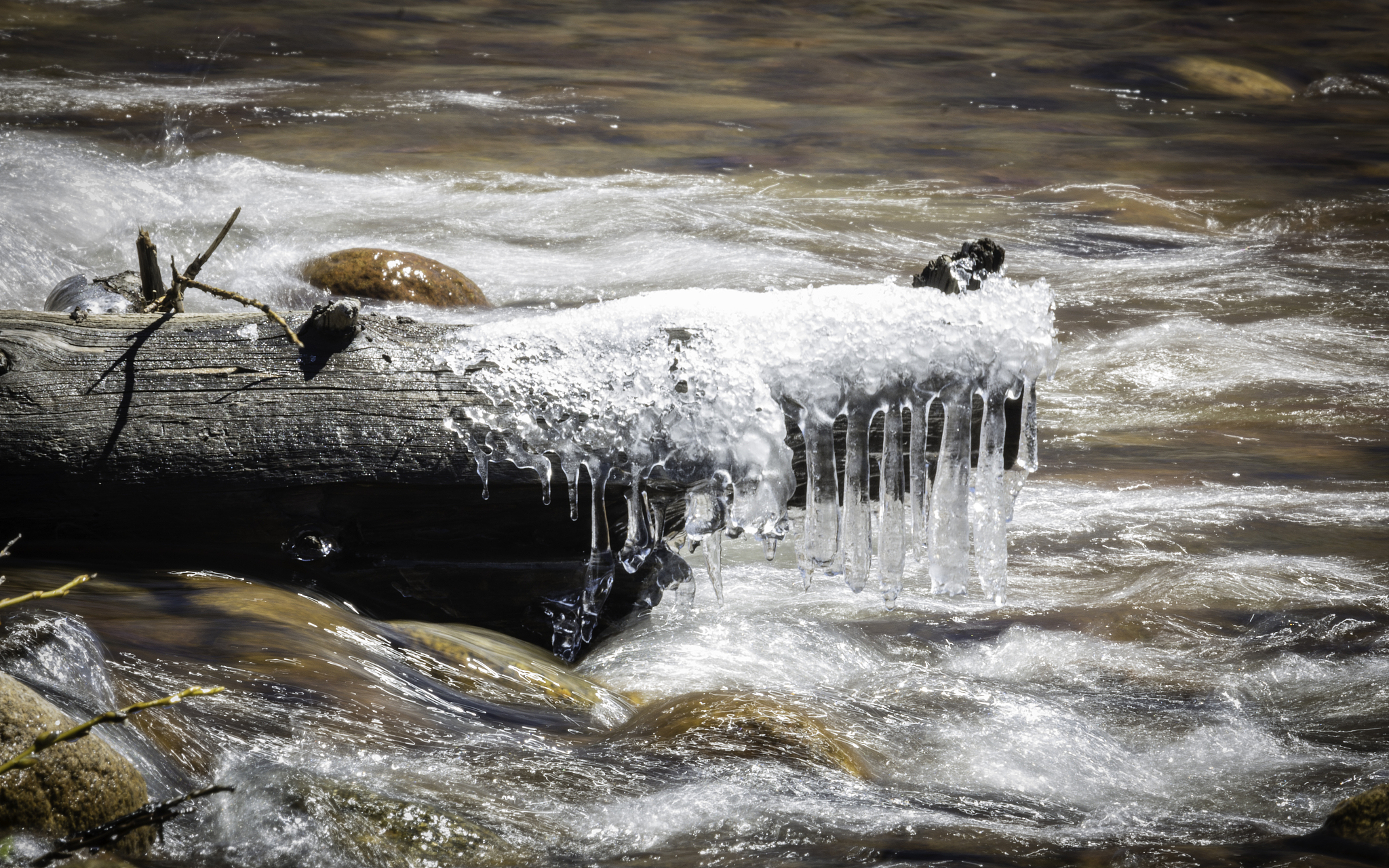 写一段人摔倒在河流里后的感官描写