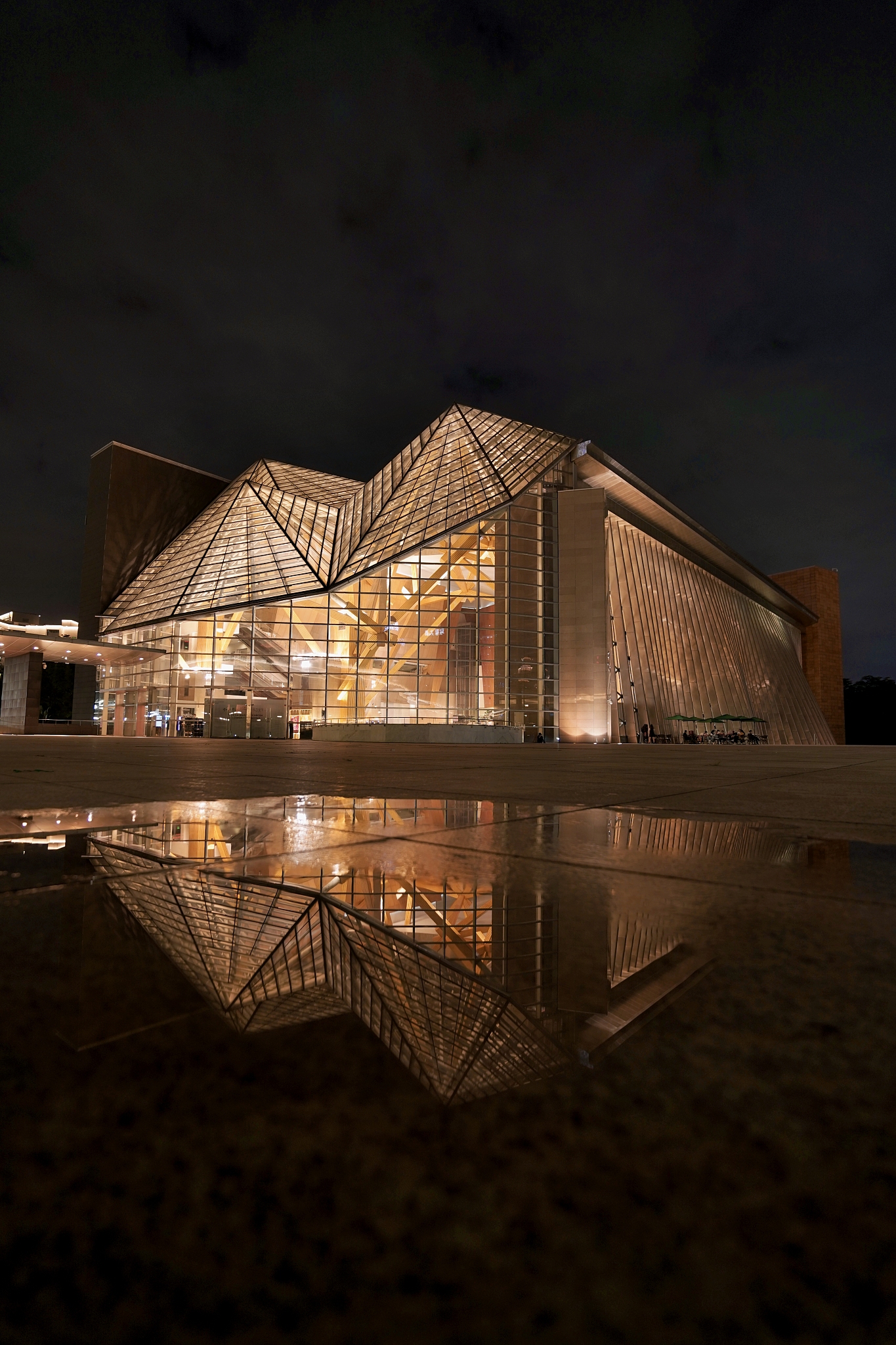 将下面的话换一种说法：为了跟上国内外博物馆的发展潮流并满足国内需求丝绸之路博物馆需要提供更加开放、公共的交流场所。作为城市公共文化建筑该博物馆不仅要为参观者提供活动交流场所还要为周围市民提供活动场所以激活这片区域的活力和为城市规划做出贡献。设计一个开放的屋顶露台和路径可以为观展人员提供休闲空间同时为周围市民提供屋顶漫步活动场所无需进入建筑内部。此外博物馆内部空间应该采用退台式和对角式的中空空间设计