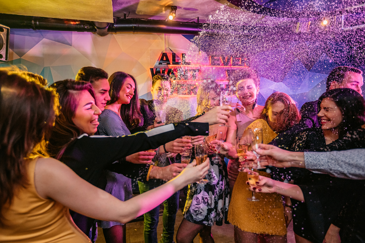 上联：大会小会当聚会 下联：小往大来共欢娱 横批：欢乐盛会 - 欢聚盛典,共度美好时光