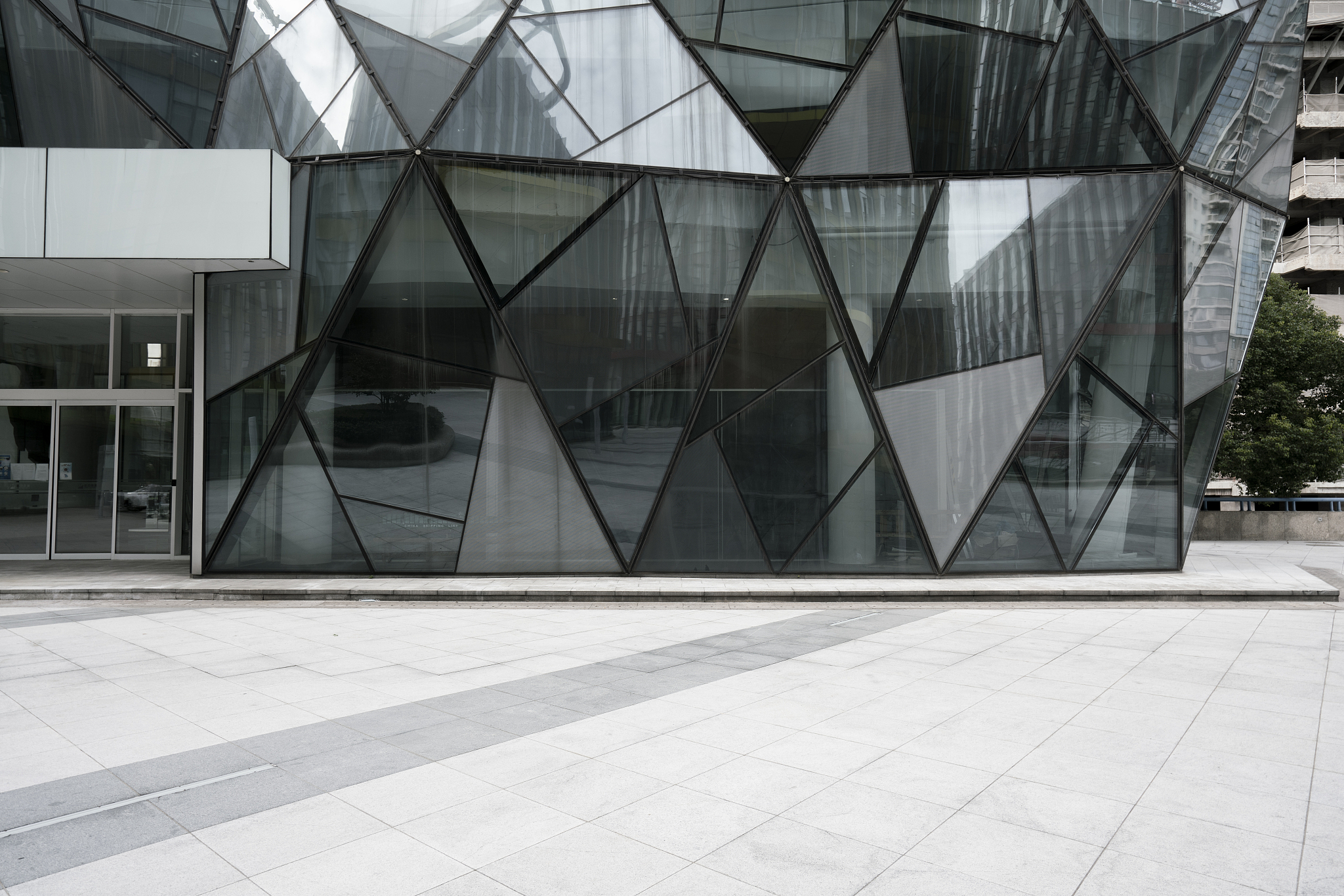 请将以下文字翻译成法语：鉴于上海外国语大学与法国新索邦大学的友好合作关系我诚挚邀请法国新索邦大学教授Fabrice Jean-François BARTHÉLÉMY先生护照号：14AL78020; 出生日期：1966年7月5日于2023年7月2日至7月10日在上海参加由上海外国语大学组织的面向中国高校及中学法语教师的暑期研修班担任语言教学与习得课程教师。Fabrice Jean-François