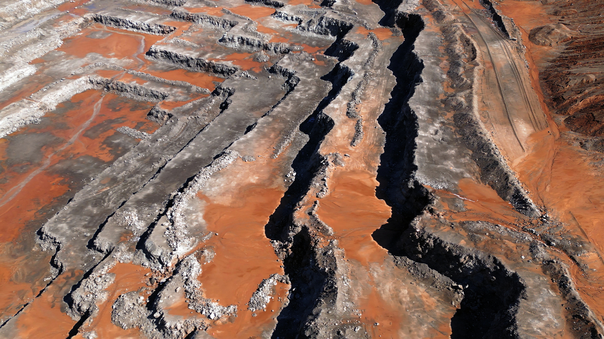 火星峡谷：地质运动和水的共同杰作