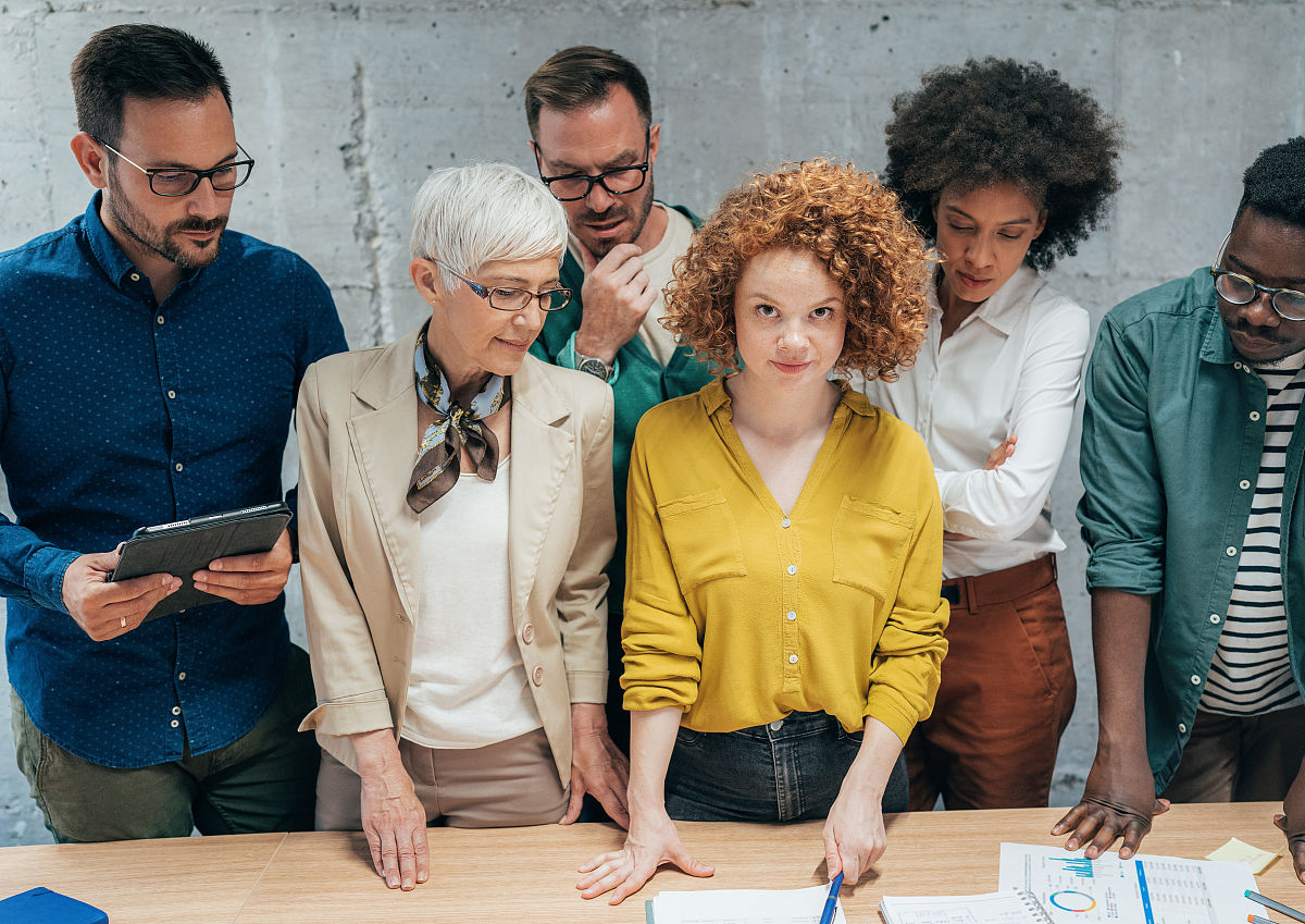 考研复试现场，请以第一人称用英语简单介绍一下你的家庭（一家三口，要举例）