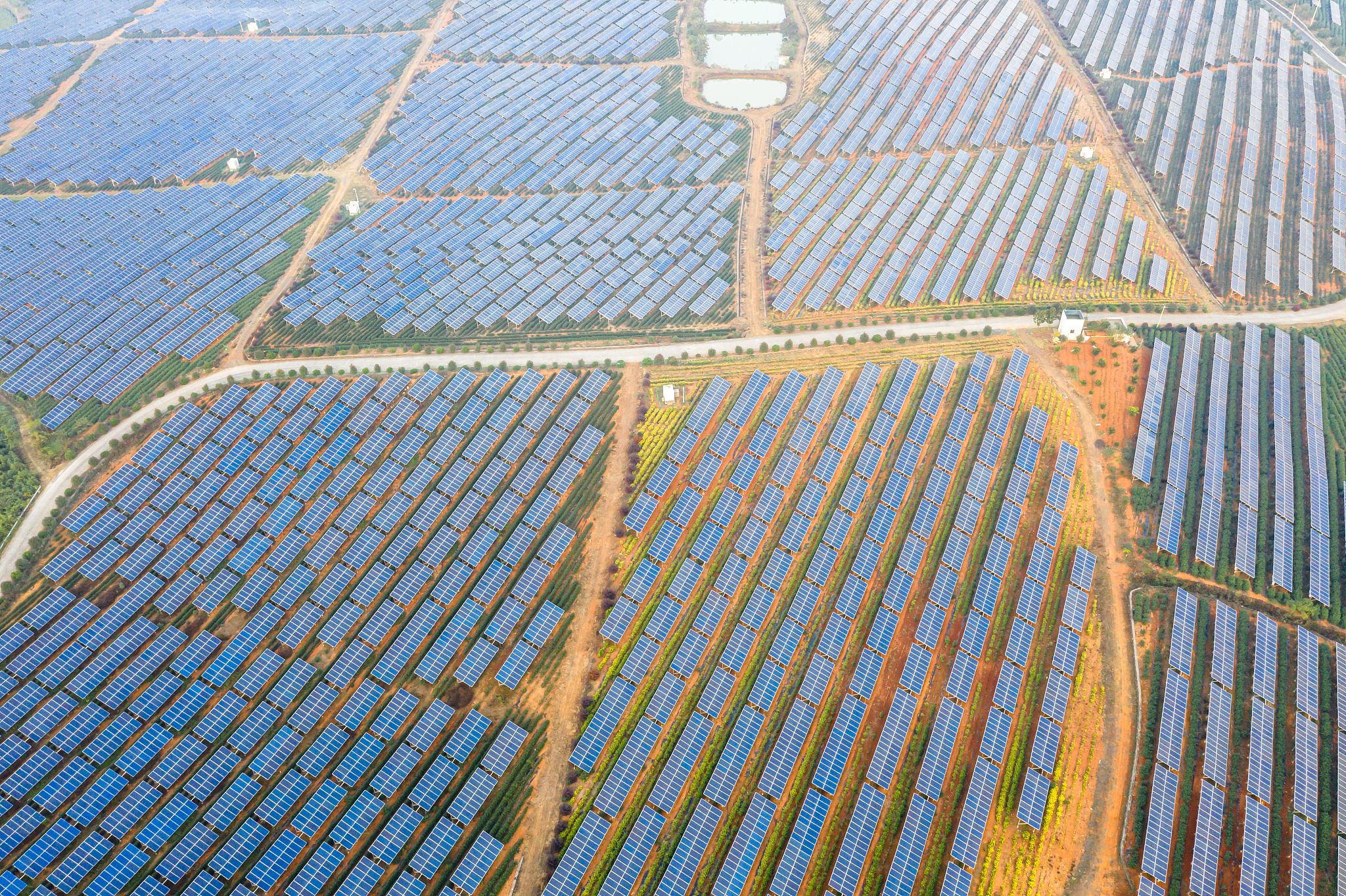 光伏农业是将太阳能发电、现代农业种植等相结合的资源高效利用方式。润色