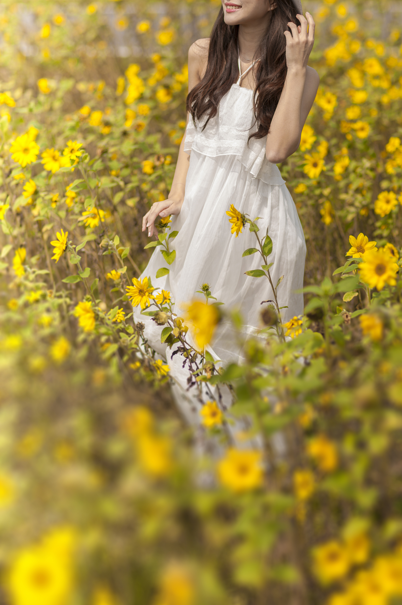 女孩赤脚花海写真：感受自然，寻找心灵的宁静