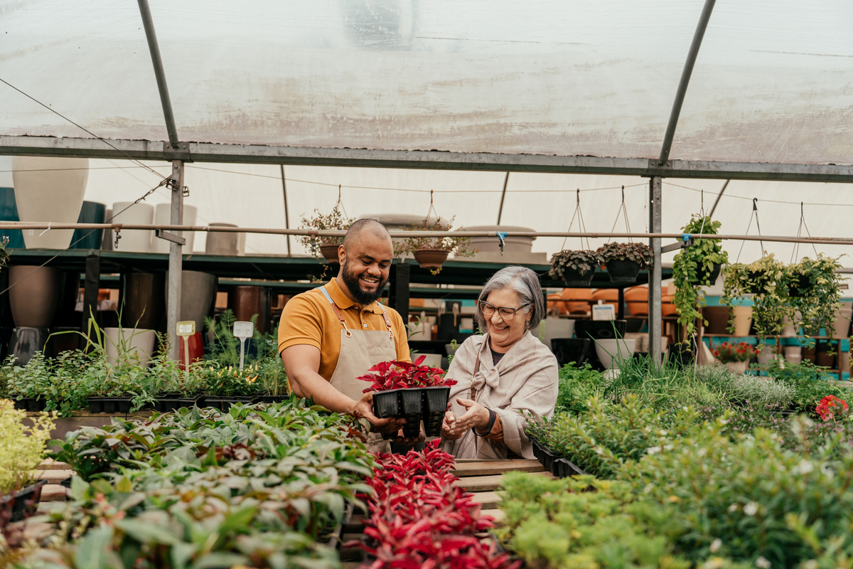 完成一篇英语阅读理解Market gardening is both a very old way to farm and a very new and popular one The market gardener is someone who has a small area of land The term small can be used in comparison to most la
