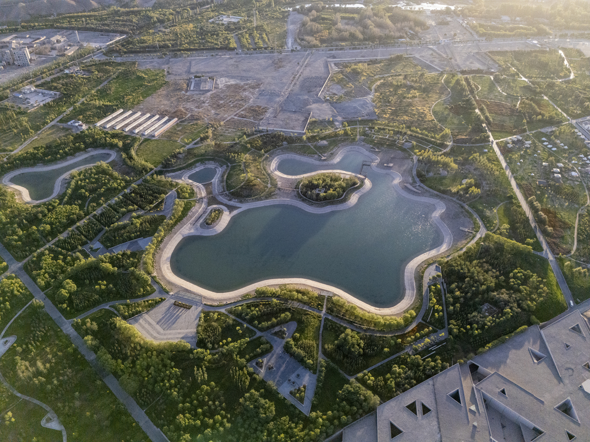 帮我缩写第二阶段整治工程以申办２０１６年世界园艺博览会为契机展开。随后以己经完成第一阶段整治的南湖地区为基础建设世园会会址。建设过程主要完善了广场、道路体系、驳岸体系和青龙山、凤凰台两主山将第一阶段整治中没有做细致的部分予以深化。另外利用筹集到的资金进行了世园会场馆的建设。这些场馆在世园会召开期间为各个主题场馆世园会结束后将转为唐山市各种用途的市民场馆设施其中包括唐山市文化馆、唐山市博物馆和档案馆