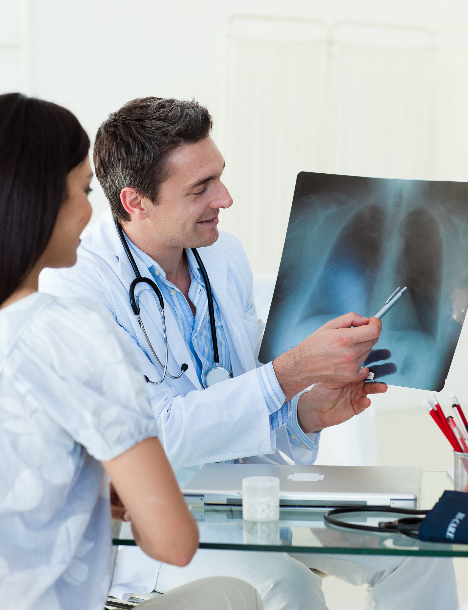 doctors analyzing an xray