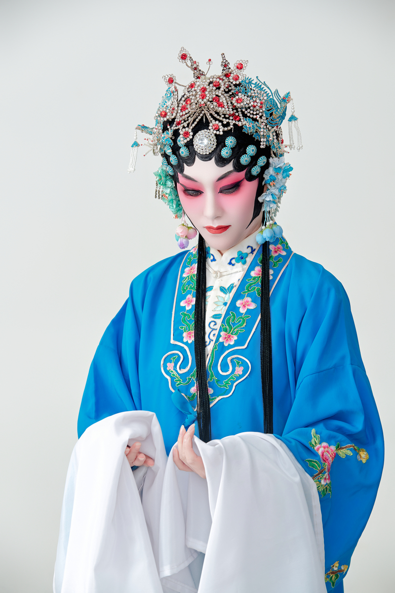 青衣是中国戏曲国粹之一,图中为扮演青衣的京剧和昆曲