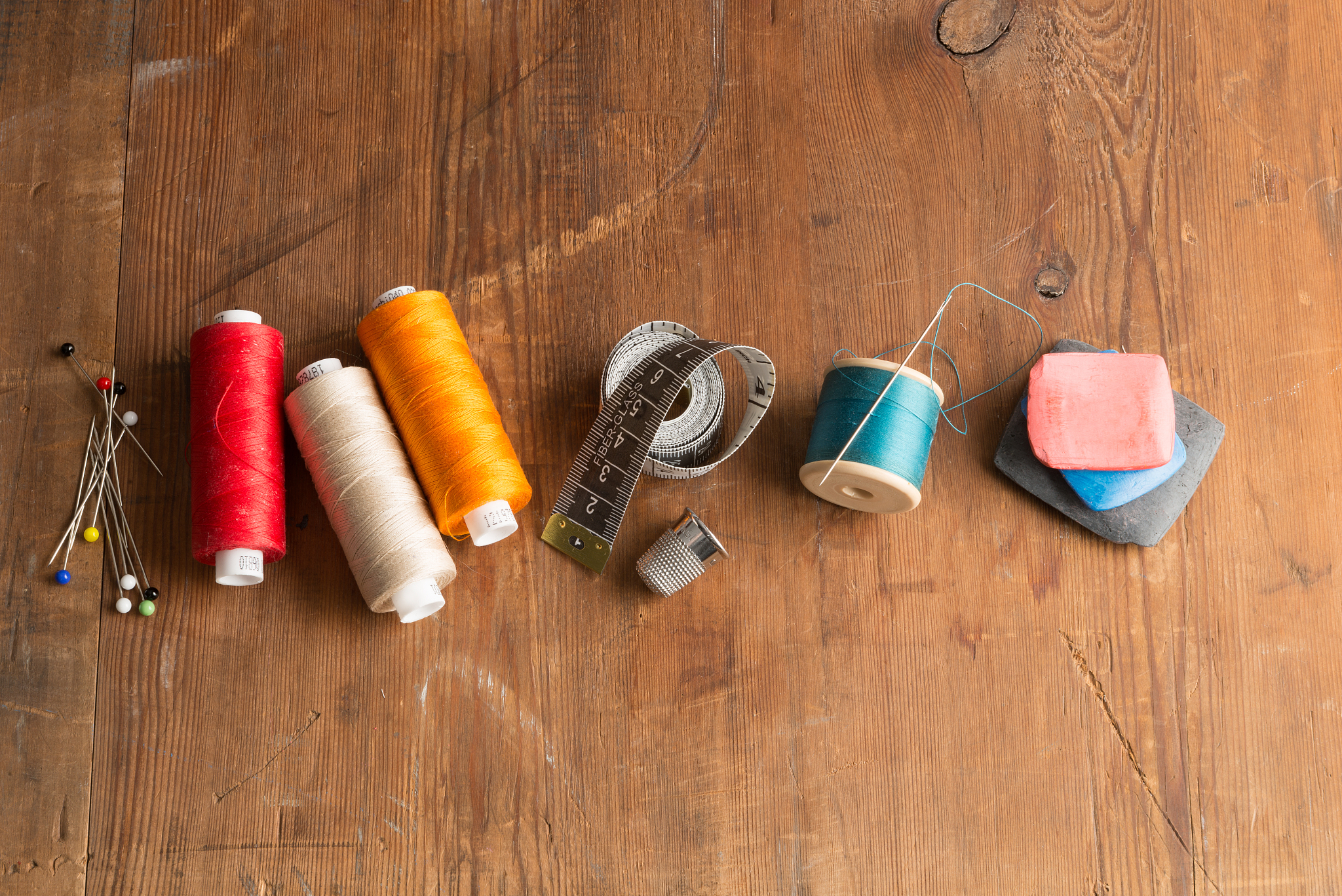 麻绳根据GB18401-2010 国家纺织产品基本安全技术规范、GBT 52964-2012 消费品使用说明 第4部分：纺织品和服装；胶水根据HGT 3075-2003 胶粘剂产品包装、标志、运输和贮存的规定、HGT 3827-2006 通用型双组分丙烯酸酯胶黏剂没有找到孕妇禁用丙烯酸的法规；亚克力珠子根据GBT 30400-2013玩具填充物安全和卫生要求、GB 66751-2014玩具安全 第