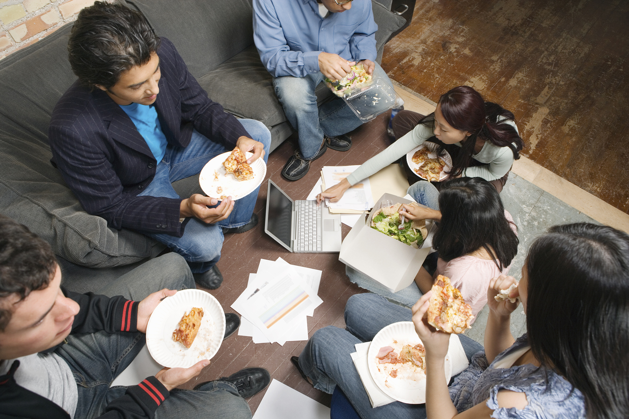 老板请前任员工和现任员工吃饭：背后的深层含义