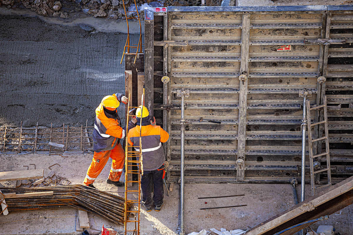 请翻译由于12号筒仓的检查口未能打开我们无法对其内货物进行检查。