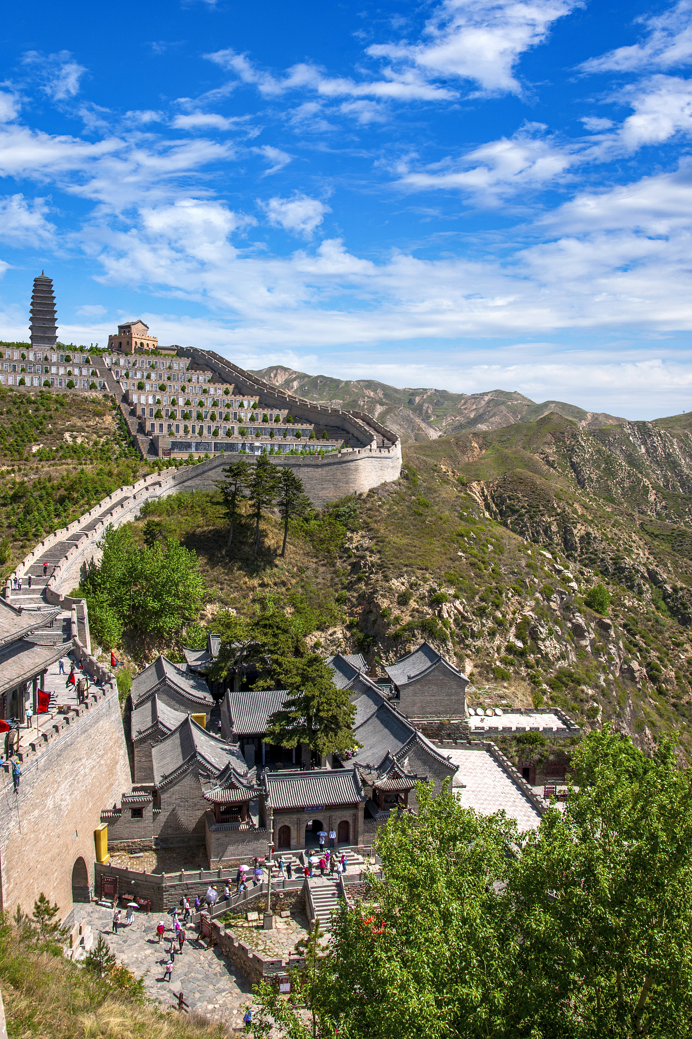 给我设计一套旅游方案：周末两天时间从太原市出发附件500km出行方式为高铁日程具体到小时