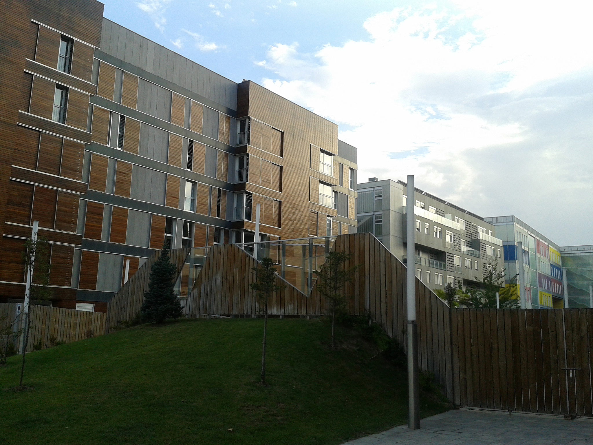 民用建筑照明设计考虑因素：建筑性质、规模、等级标准、功能需求、使用条件