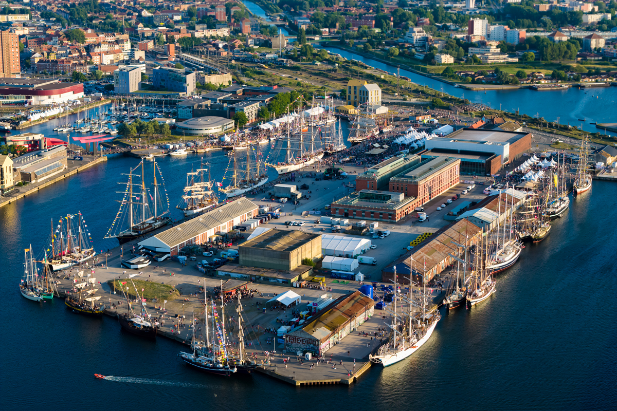 波的尼亚湾发展的主要产业：港口物流、旅游业和渔业