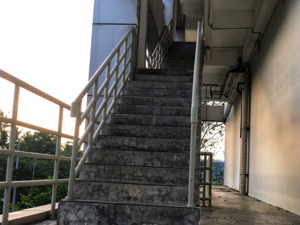 楼梯扶手距离：安全与舒适的黄金比例