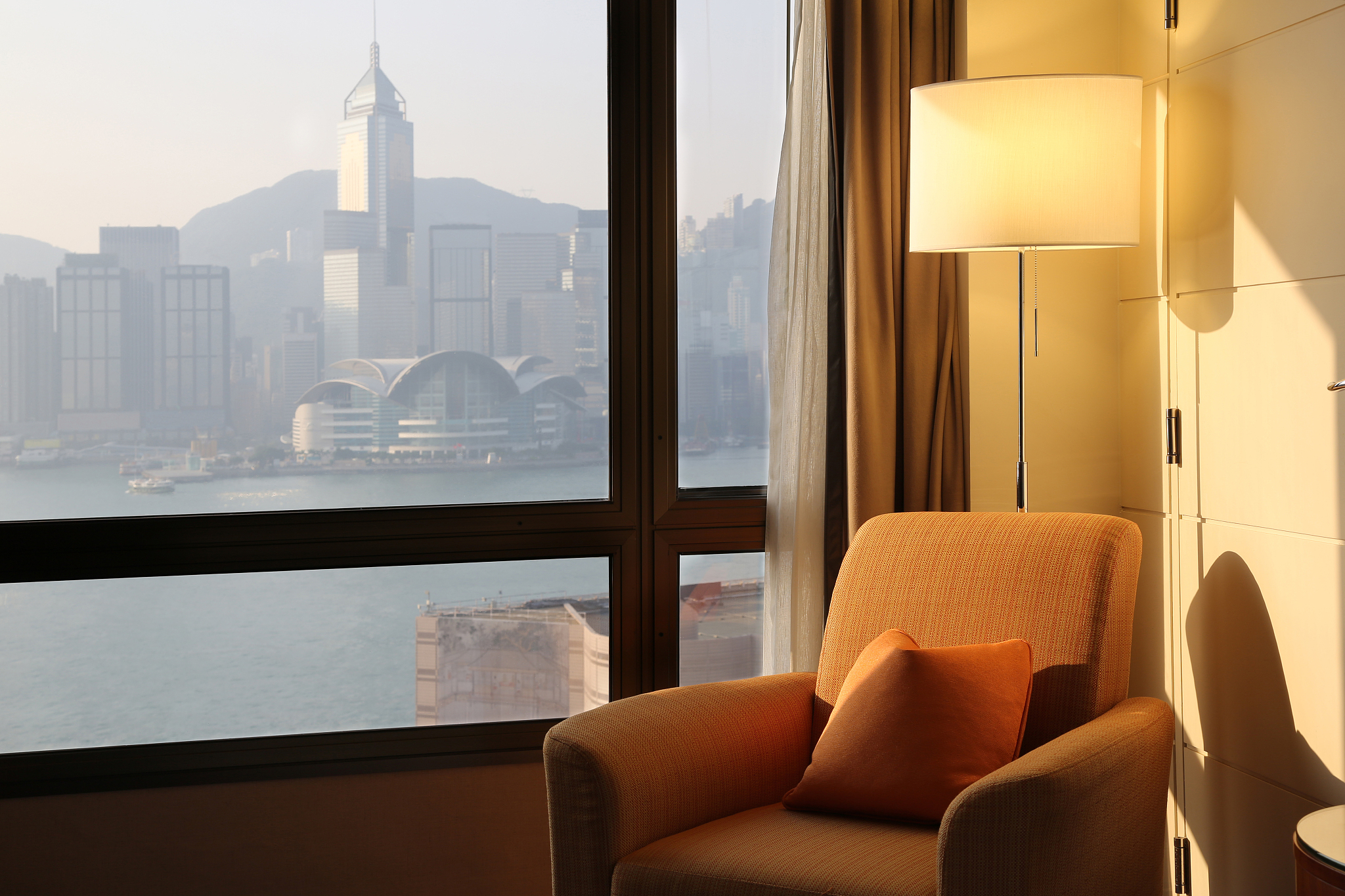 帮我把以下翻译成中文：Hi KatieThank you for the email regarding my upcoming stay at The Ritz-Carlton Hong Kong I am thrilled to have chosen your hotel for my birthday celebration on July 15thAs a loyal and dedic
