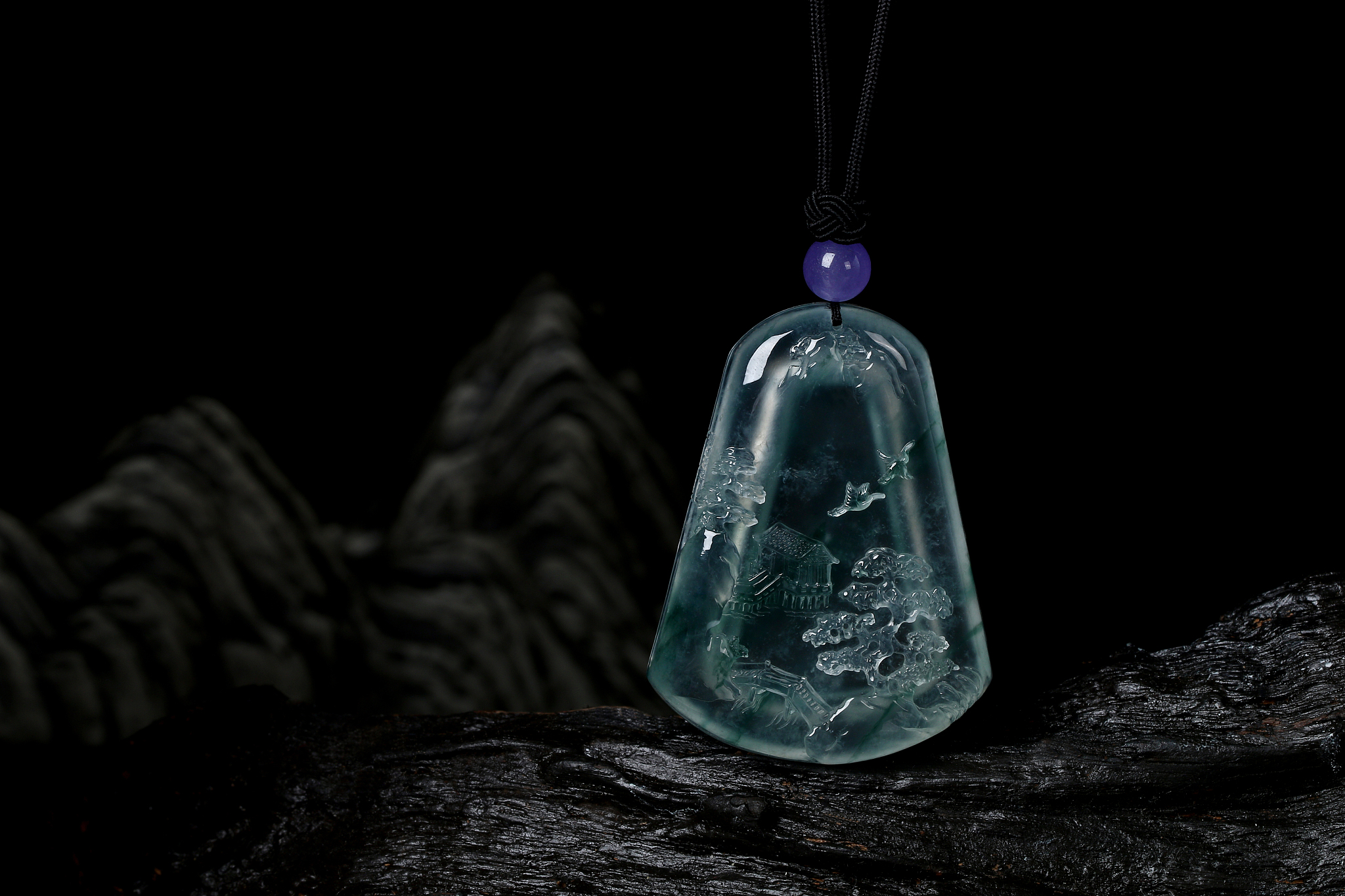 冰种翡翠：冰清玉莹，透着含蓄之美