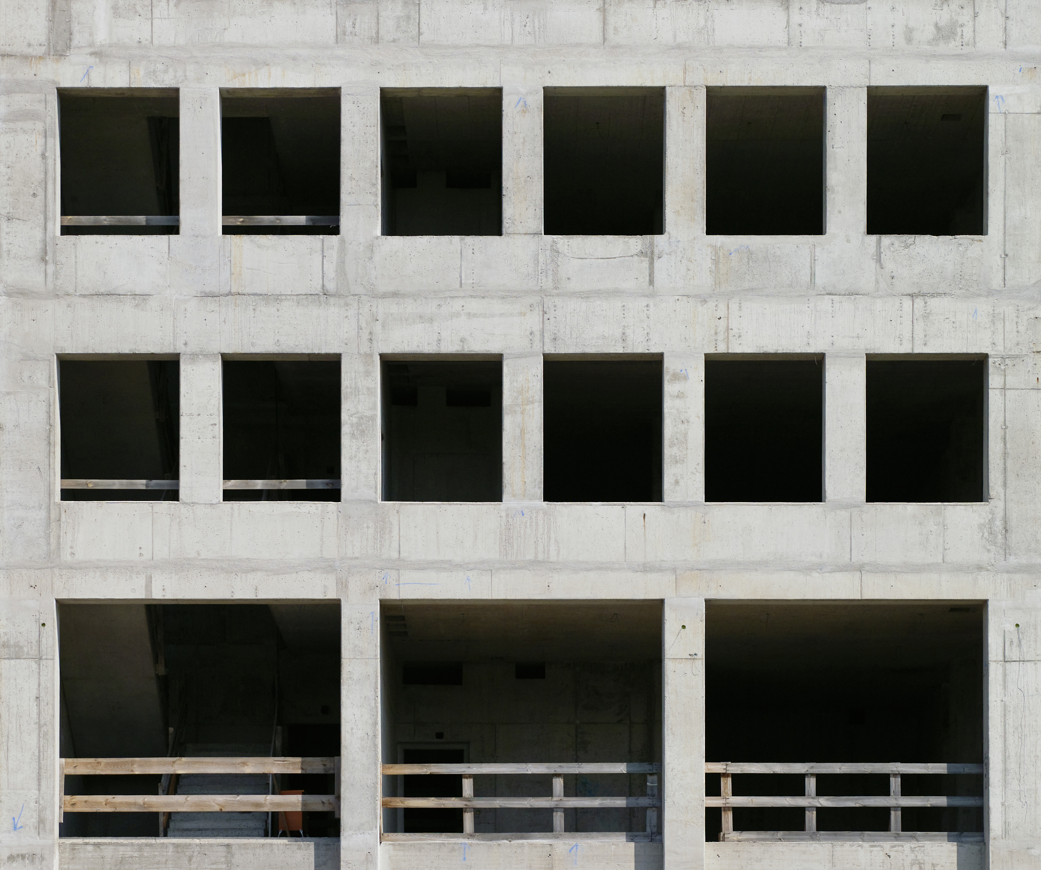 如何用更简洁的语言描述'采用清水混凝土等环保施工方法减少环境污染'？