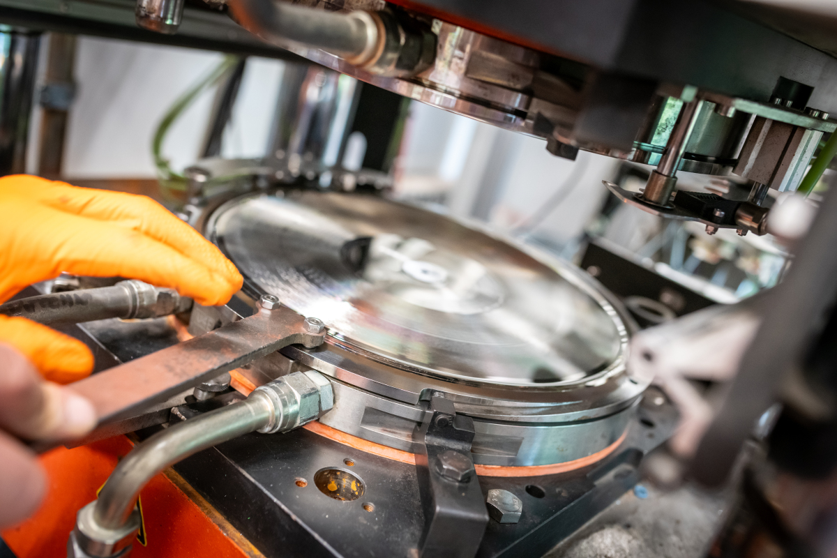 写一篇于超声自冲铆接设备的论文