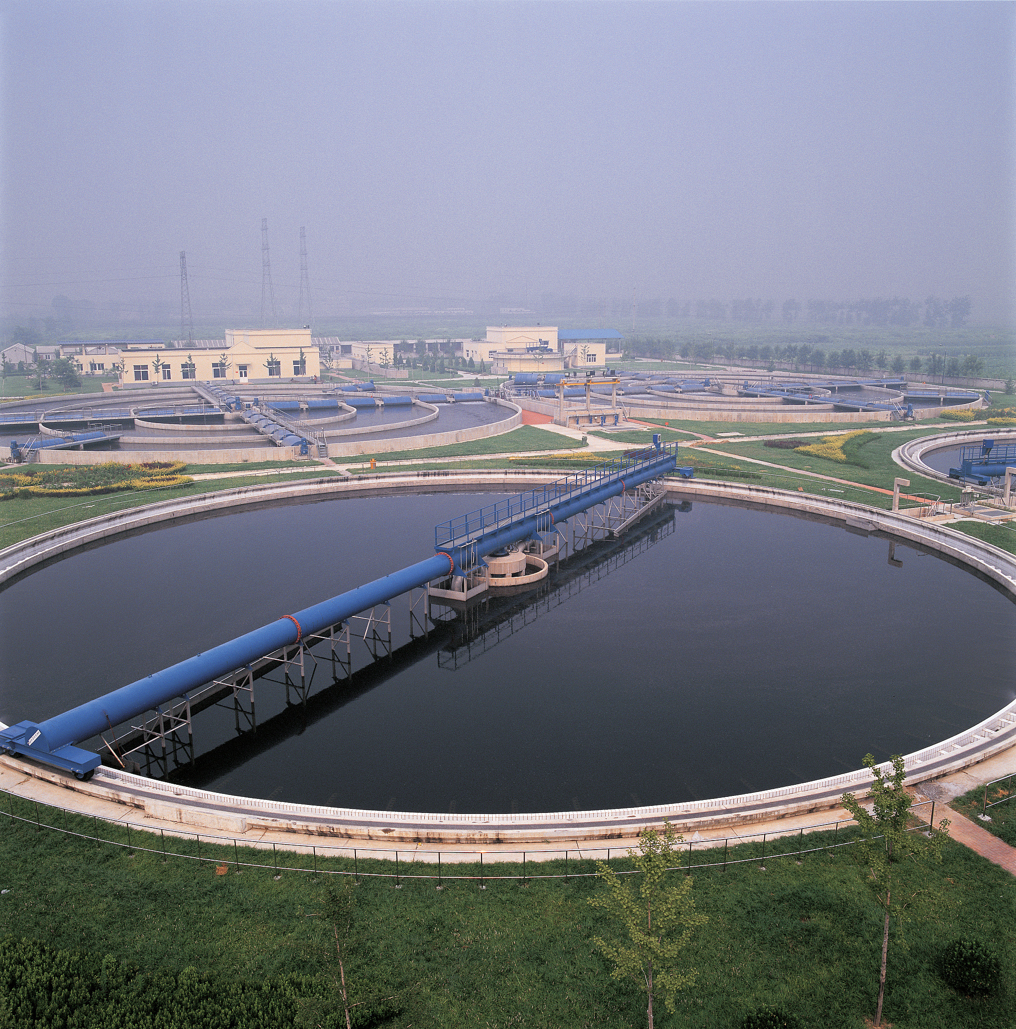 对长春市对建成区部分黑臭水体治理系统性谋划不足污水处理厂、雨污排水管网等水环境基础设施建设较为滞后一些长效管控机制落实明显不到位存在失职失责问题。的扩句