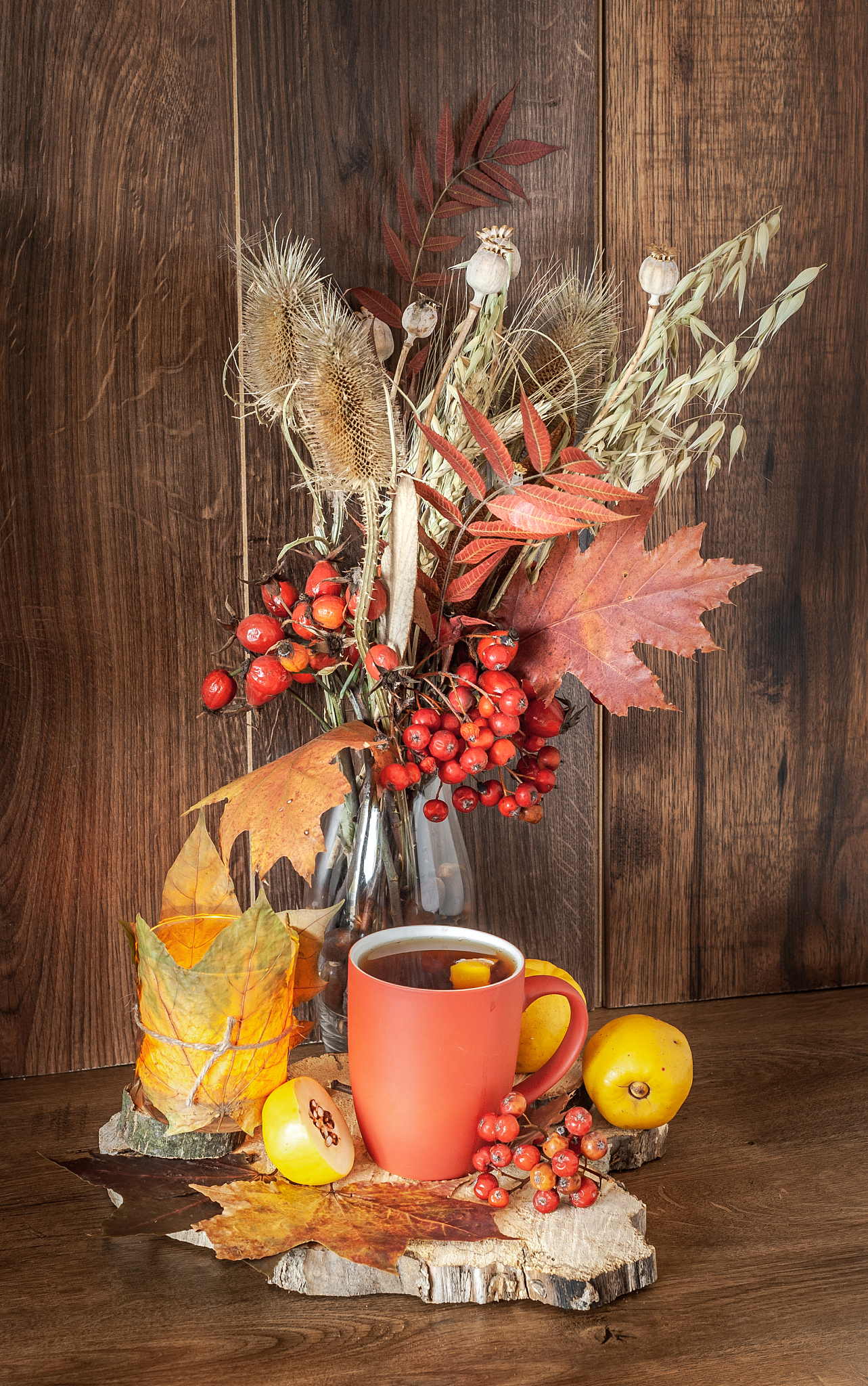 从社会背景表现内容以及手法分析一件中国近现代美术作品帮我用200字详细描述