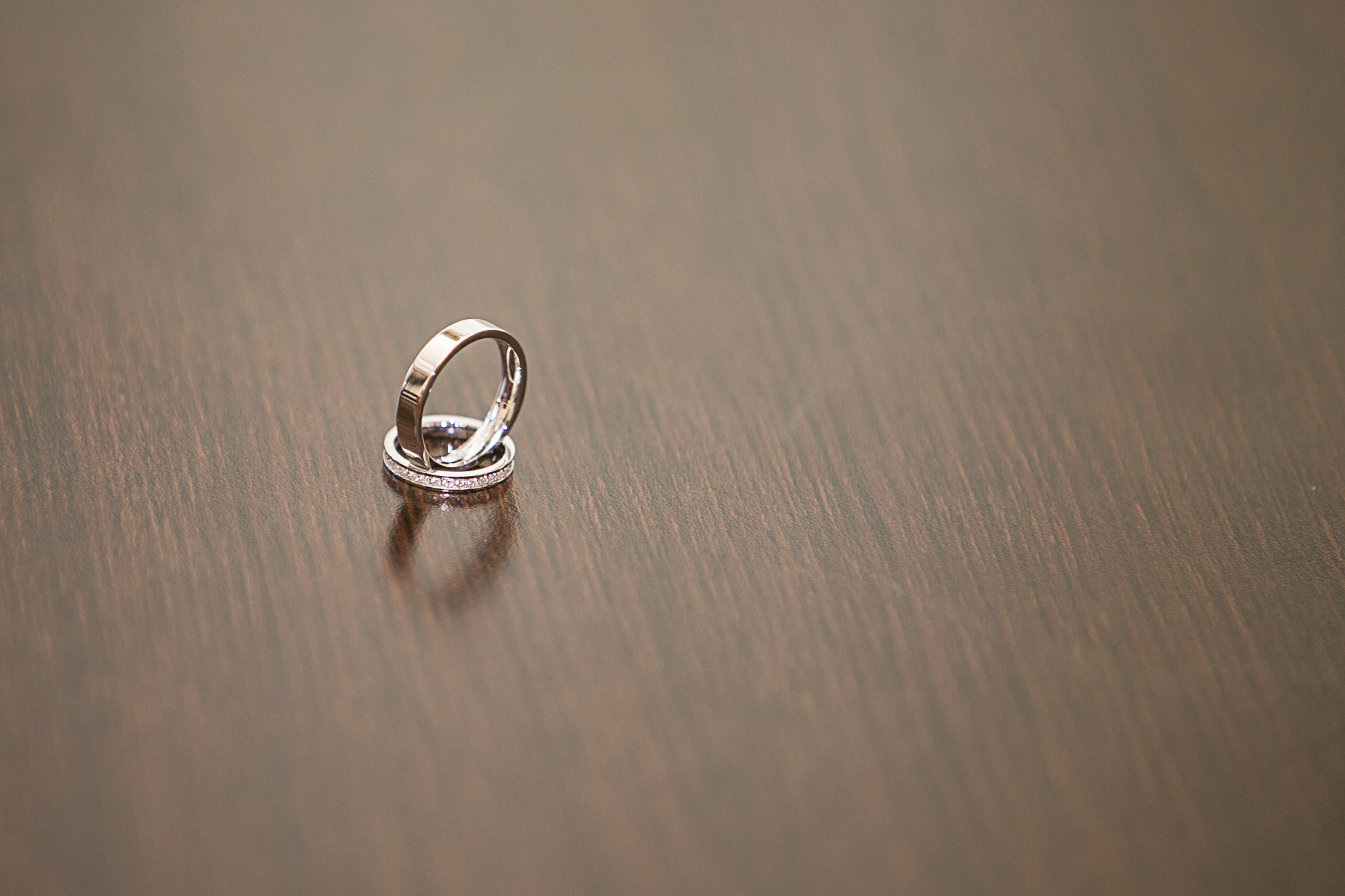 设计一个简易的LOGO产品名称易心珠宝要求简洁大方高档尽量色调简单暖色调给出关键词并用英语翻译出来