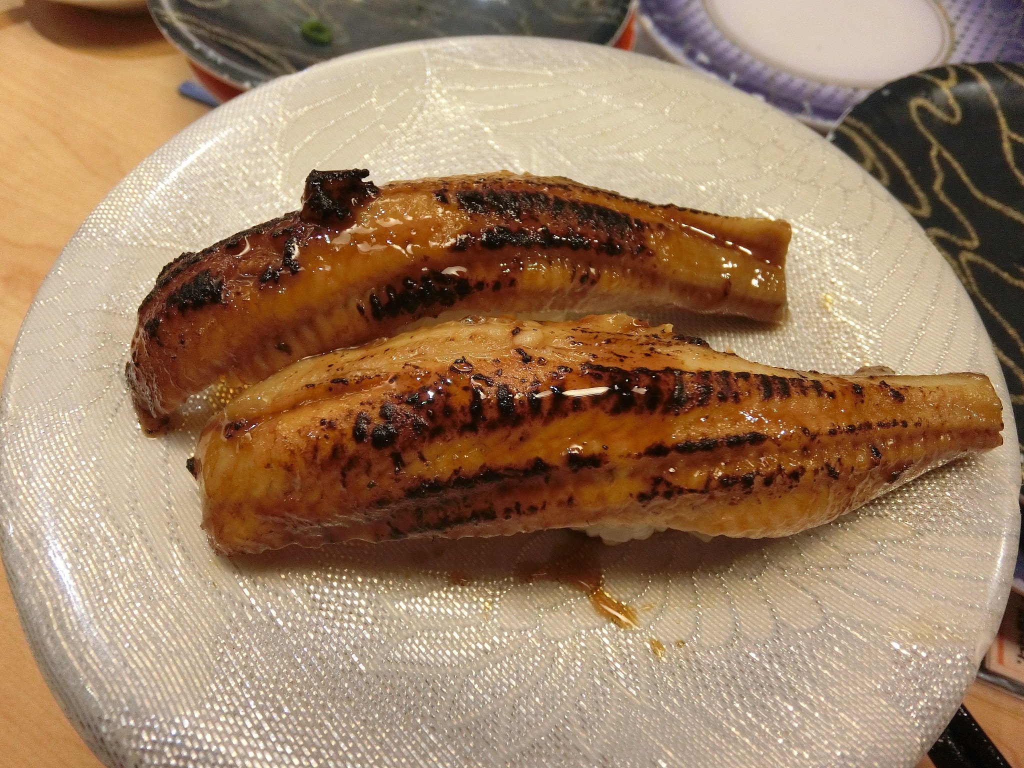 请帮我写1篇不少于800汉字的博客文章语言要幽默接地气。主题是：鳗鱼有刺吗