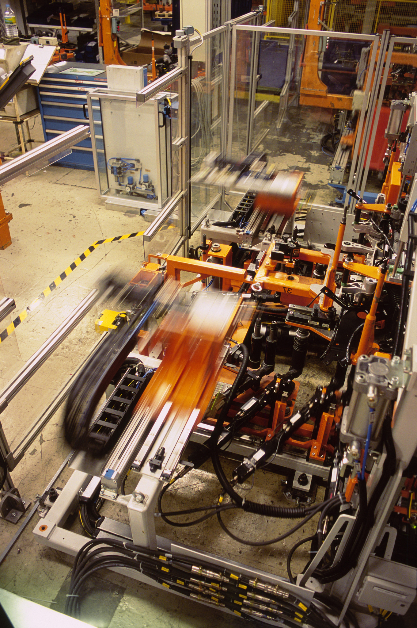 一台机器可以多达100个轮子。 英语翻译