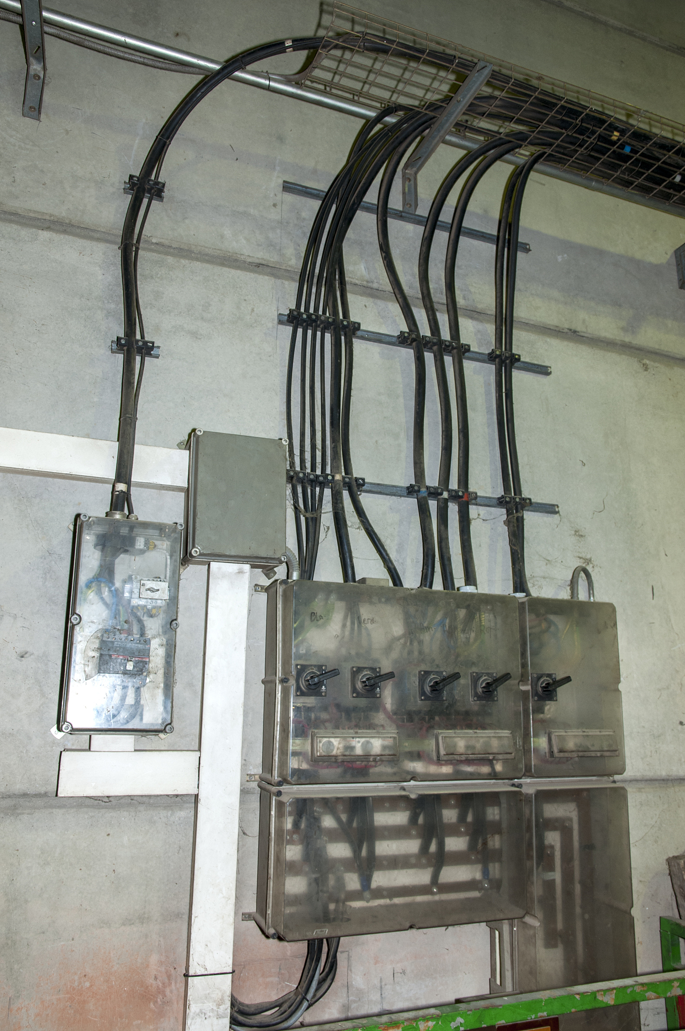 高压3KY、6kV、10KV 厂用电系统中性点接地方式的选择与接地电容电流的大小有关当接地电容电流小于 10A 时可采用。 接地方式当接地电容电流大于 10A 时可采用 二接地方式