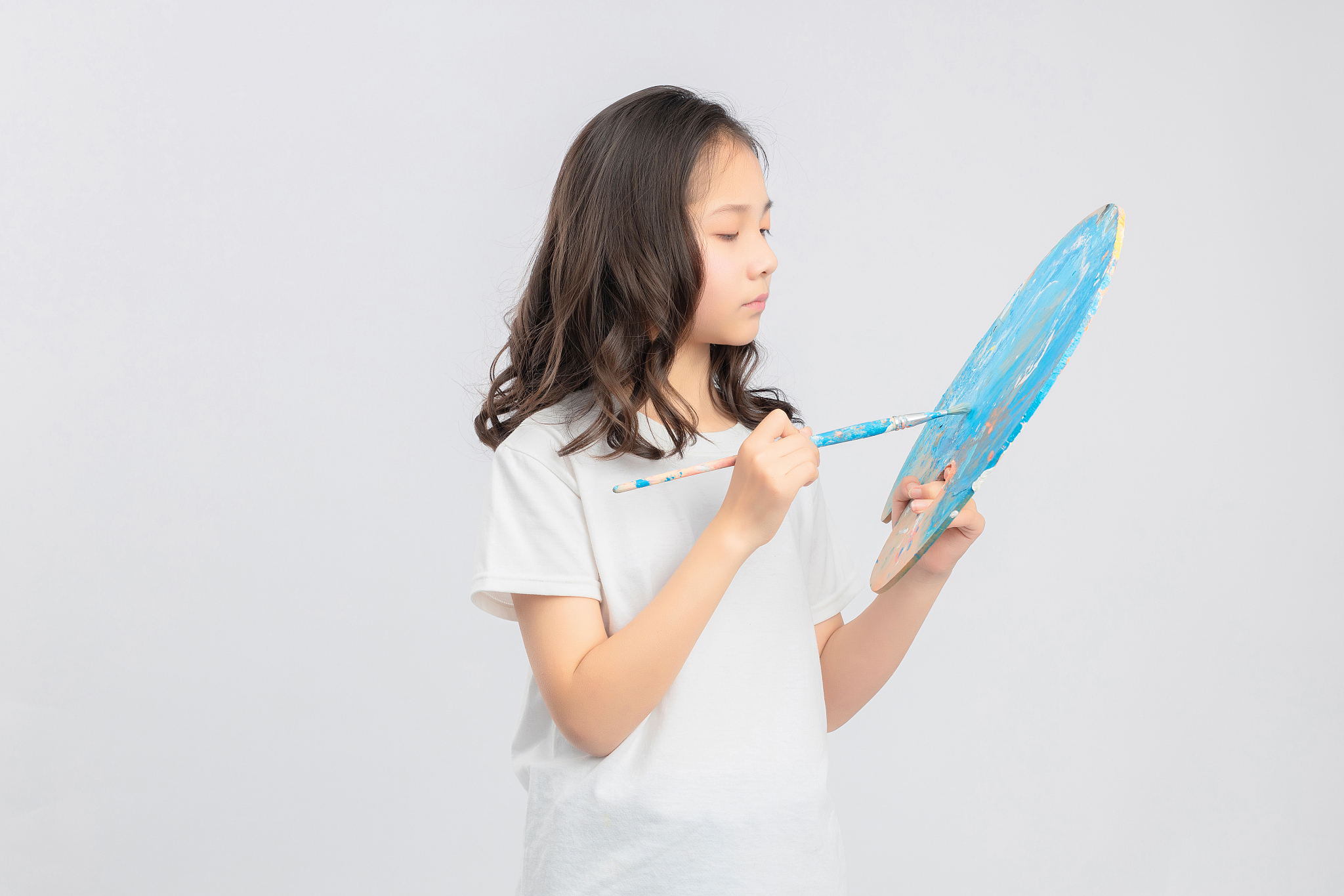 灰色背景里的亚洲小学女生