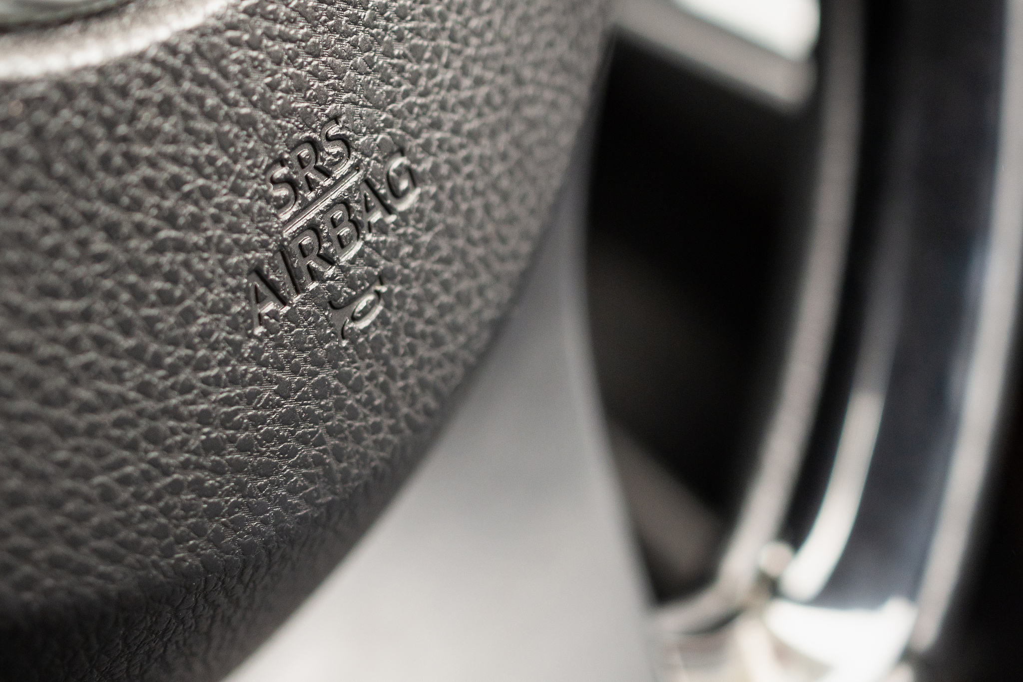 safety airbag sign on car steering wheel with horn icon