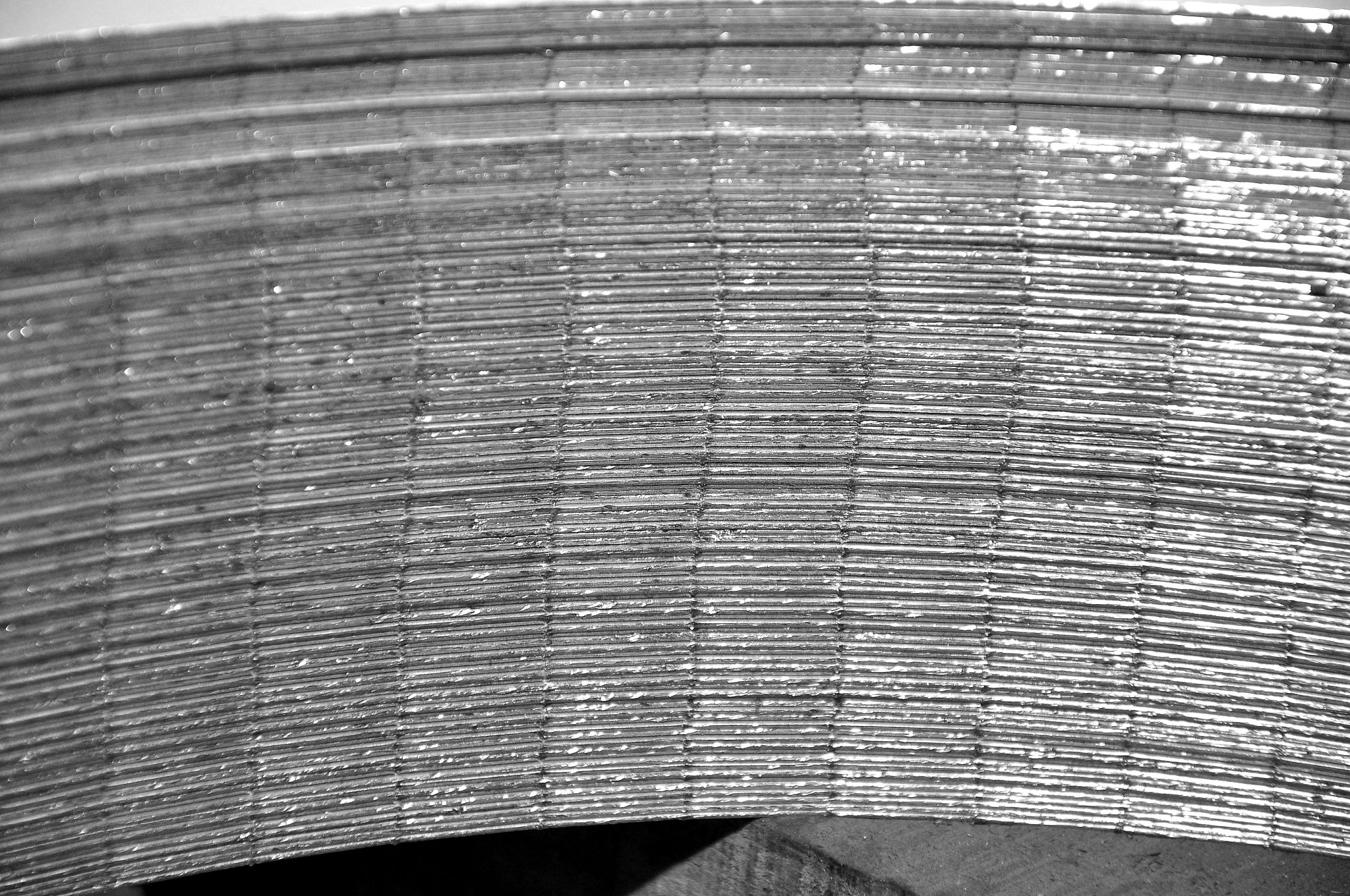 简述以下段落。热浸镀锌技术至今已有180多年的历史是目前钢铁材料或钢铁构件应用最为可靠的防护技术。活性钢镀锌时基体中一定含量的Si会增加铁和锌之间的反应活性造成镀层发暗、异常增厚、黏附性差等缺陷即Si易造成镀层的Sandelin效应1-4。针对此人们研究发现锌浴中加入大约01的镍时可降低铁锌反应速率消除基体中Si元素的不利影响5-8。但由于镍的熔点较高实践中往往采用添加锌-镍中间合金的方法调整锌锅