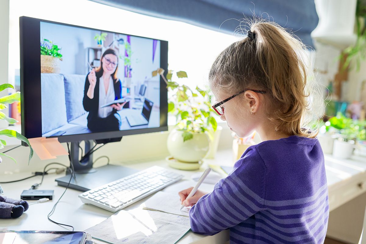 石家庄花都形象设计学校工学交替练技能 产教融合育工匠