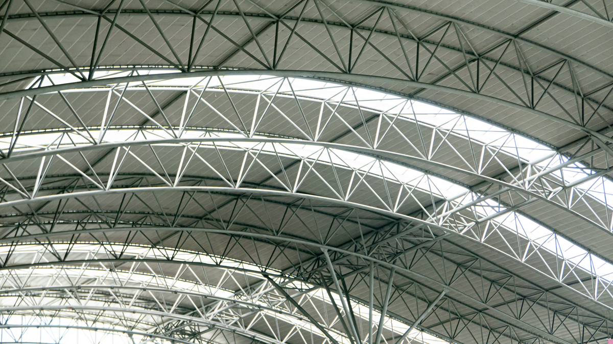 大型金属棚设计指南：结构、功能、可持续性和美学