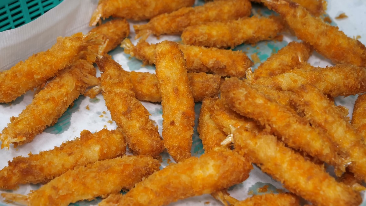 金黄酥脆裹粉的玉米棒