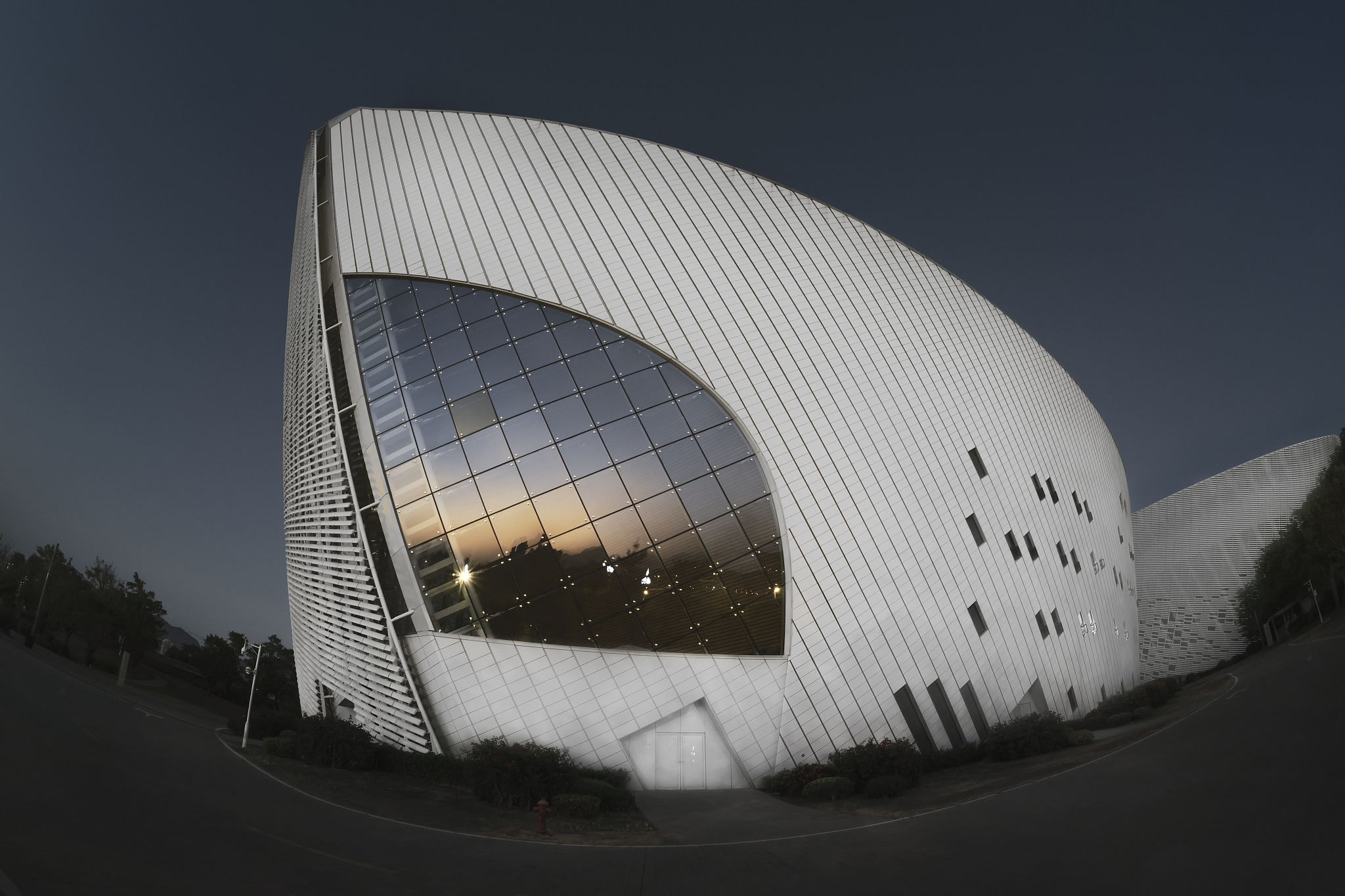 这段文字讲了牡蛎壳在艺术上的一个灵感启发和在建筑造型上的应用请据此内容设计出一个有趣的1分钟以内的短视频。角色是我们的手偶角色：牡蛎凯凯男孩、海星星星女孩、海马腾腾男孩请写出来一个他们之间二人或三人发生的有趣场景。The cock’s comb oyster Lopha cristagalliOyster-shells have also provided the inspiration for