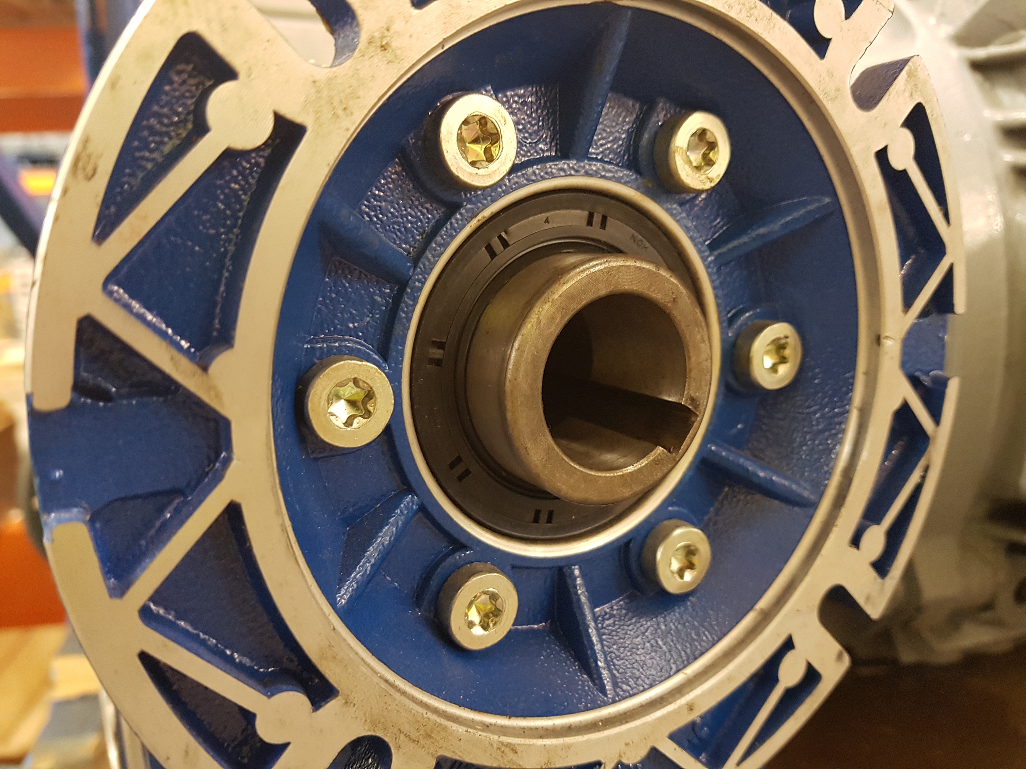 设备备件管理：设备备件管理是指对设备备件的采购、存储、配送和管理换个表达