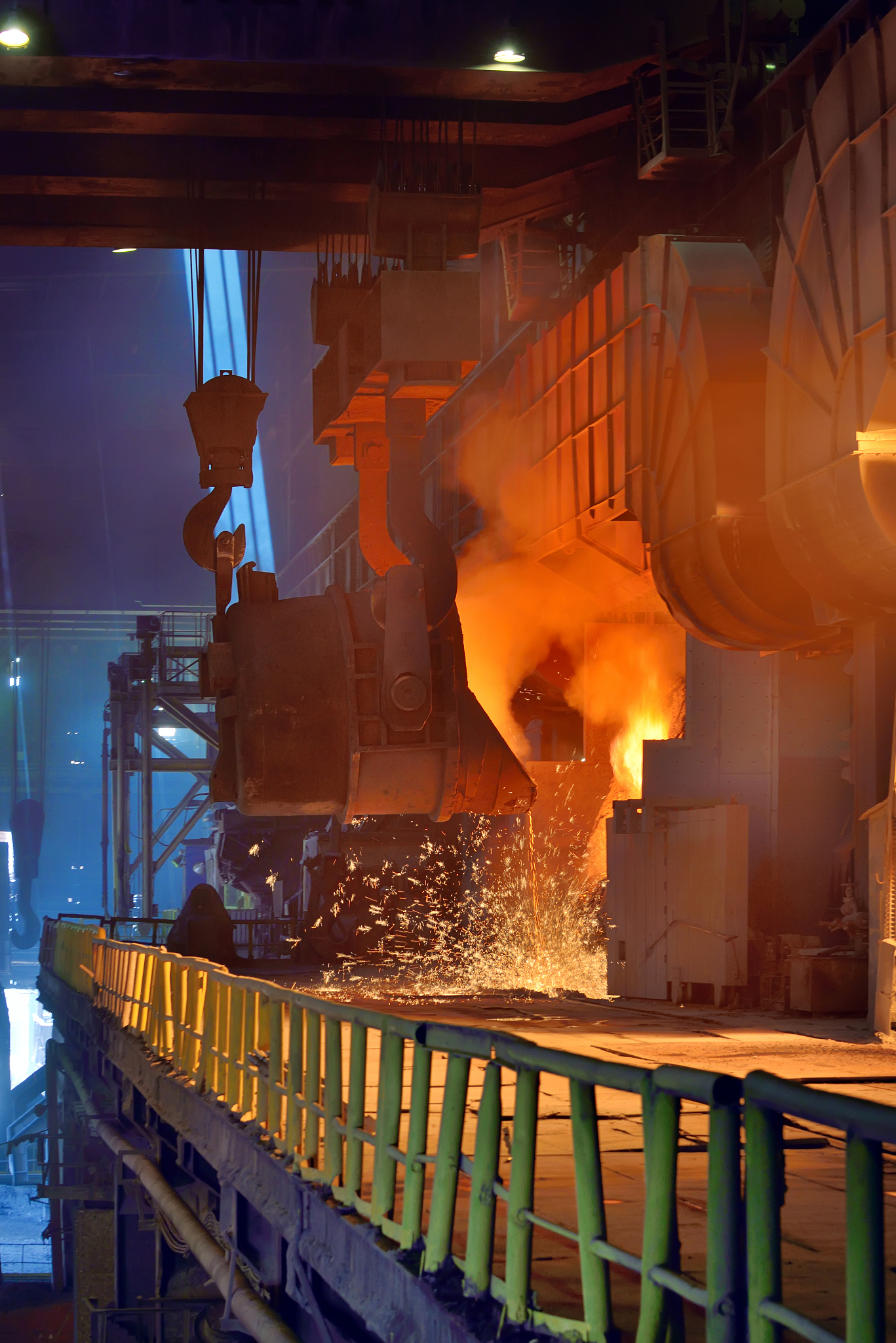 请详细说明高炉装料的过程及设备动作