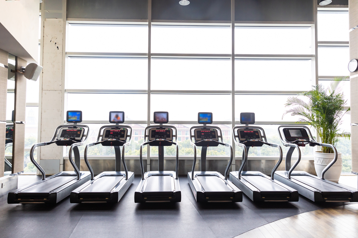 我需要写一个大众点评的评价然后请帮我从四个角度写一家健身房一定要写的非常棒1环境2设施3教练4特色