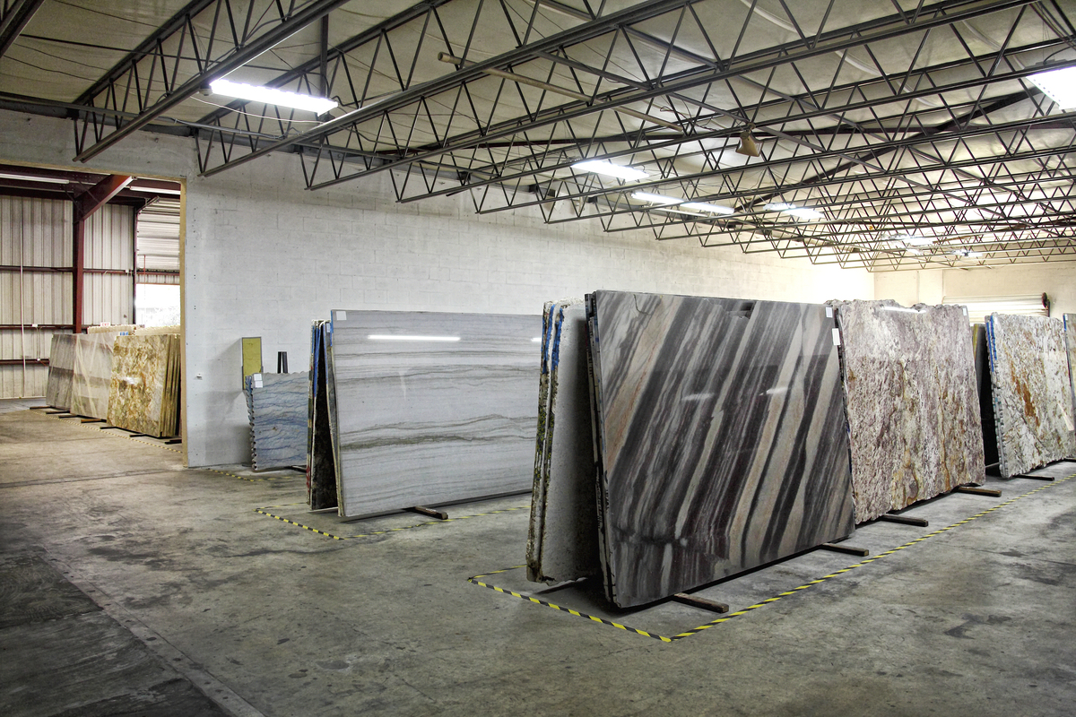 写一篇不少于500词的用什么板材建造冷藏仓库比较合适的文章