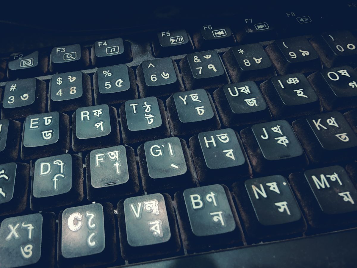 笔记本电脑鼠标触摸板用不了应该怎么用键盘打开别的软件？