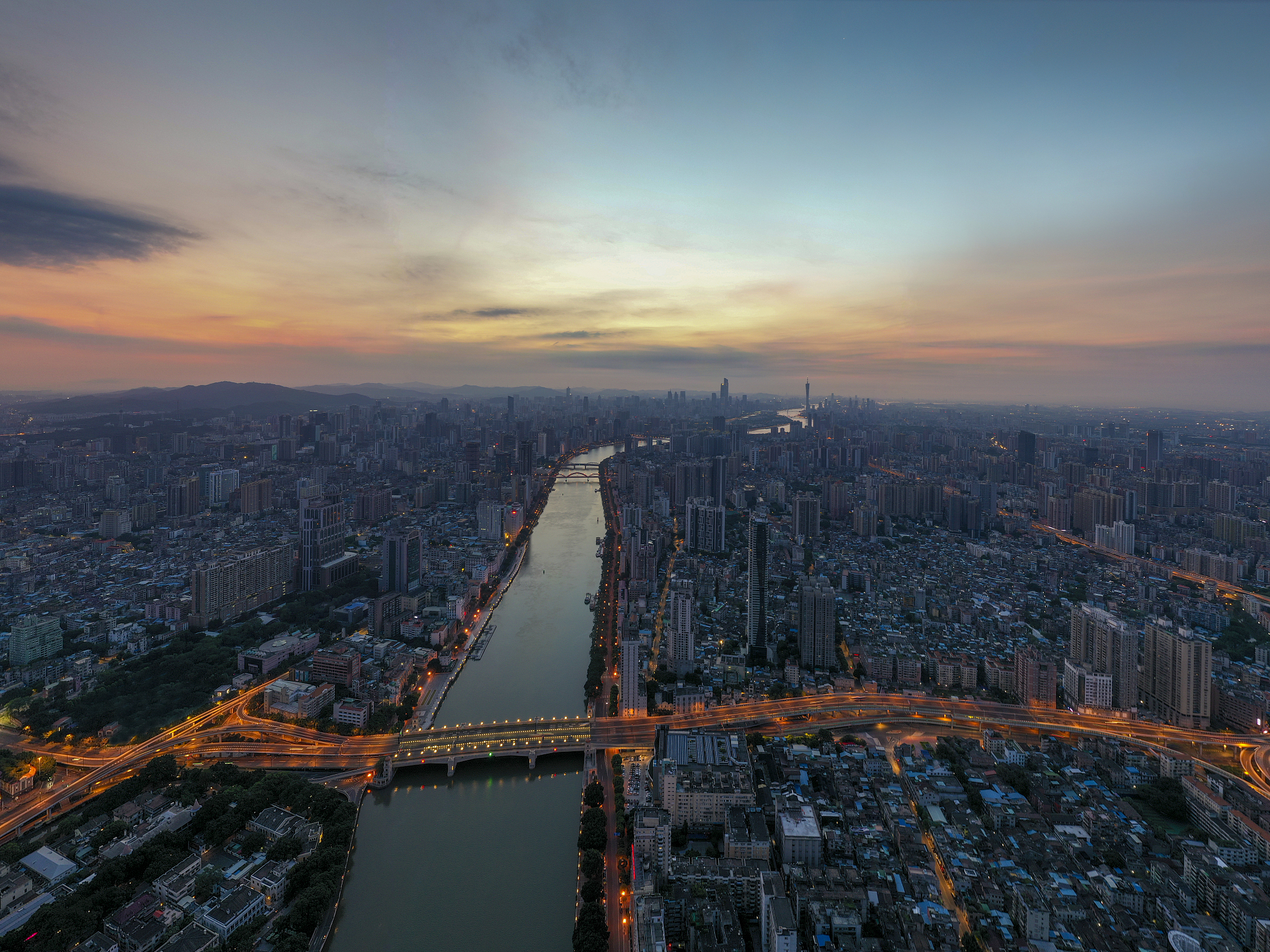 中国广东广州,航拍珠江河段穿城而过的自然与城市景观