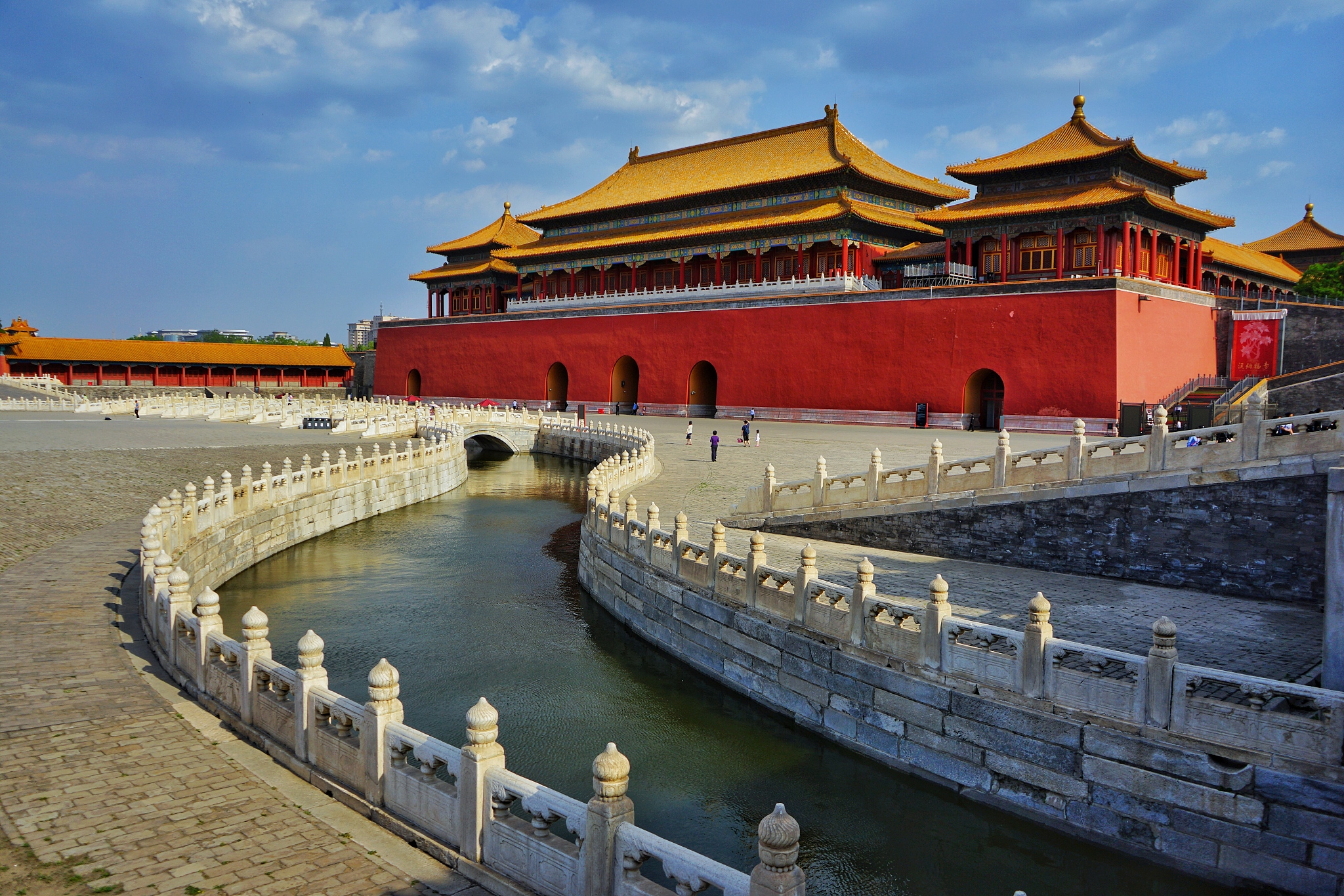 用中文做一下北京六天的旅游攻略 要有北京大学和清华大学