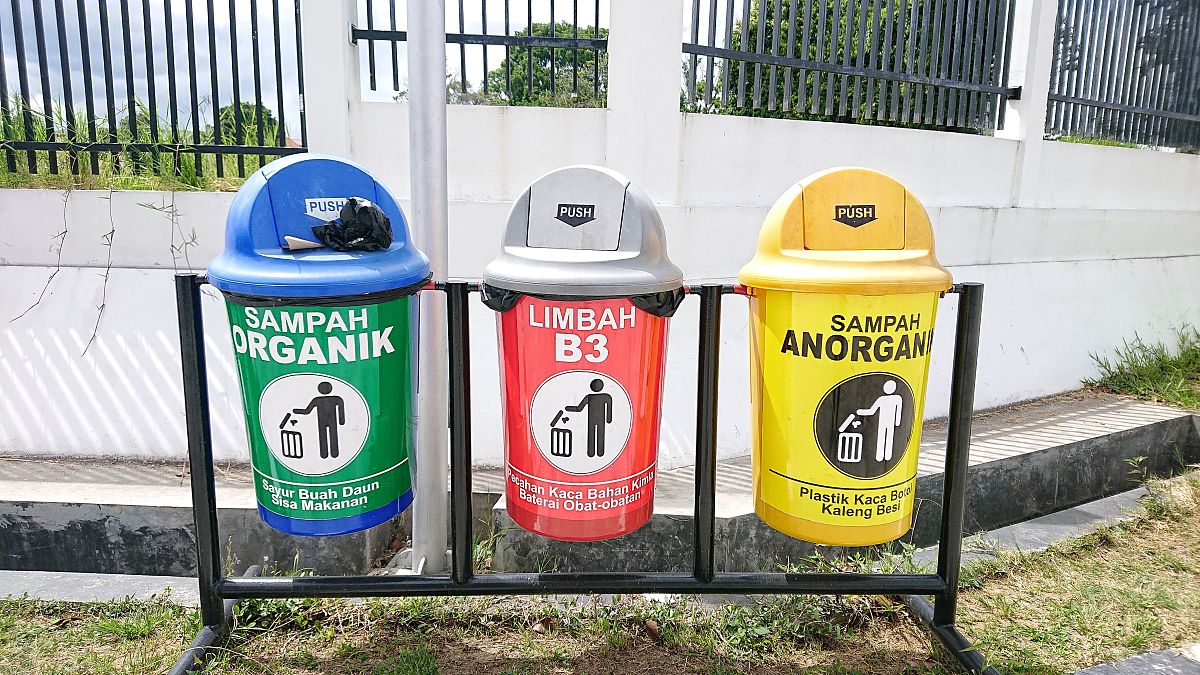 EcoTrap: 智能环保垃圾桶 - 自动吸附有害气体