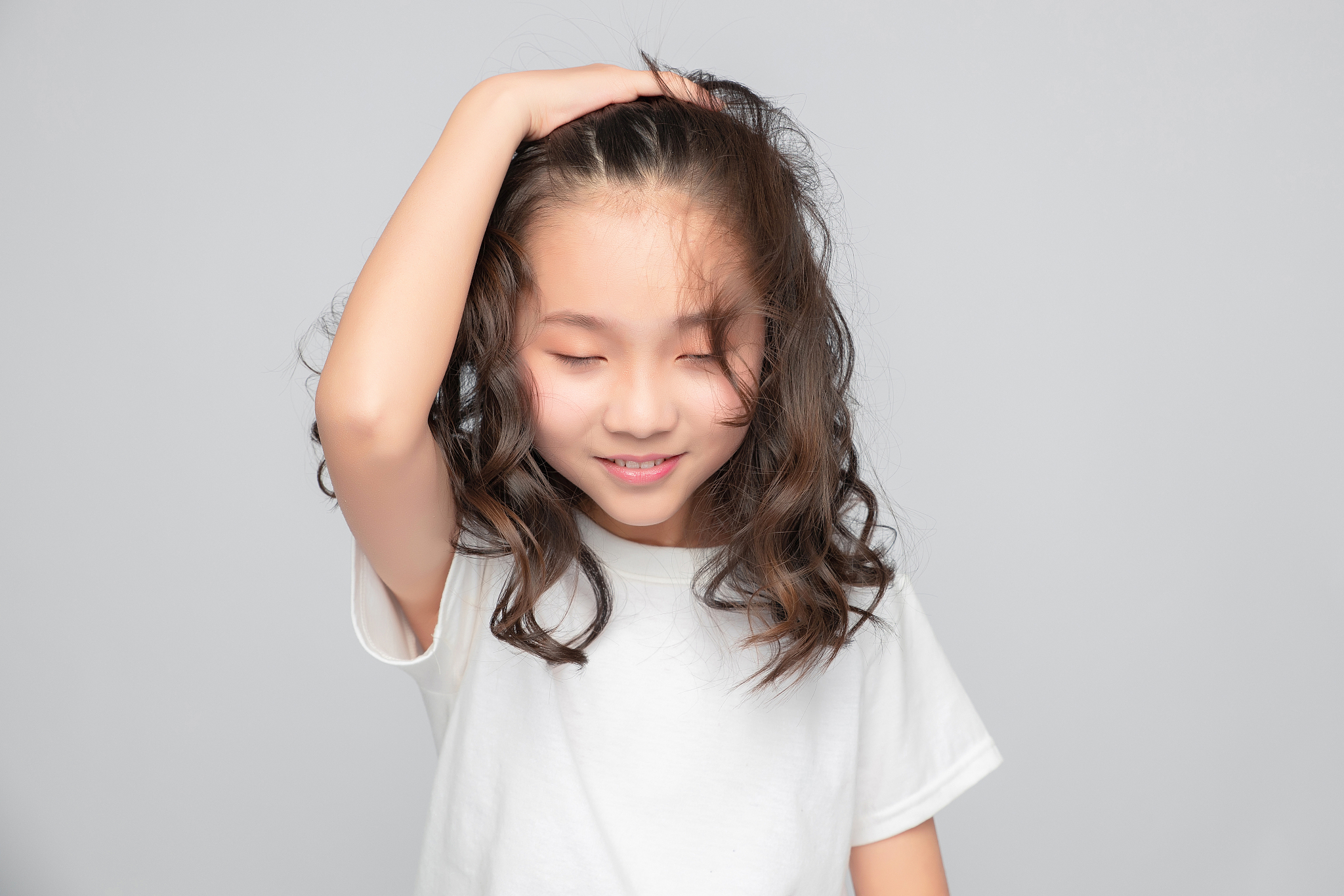 灰色背景里的亚洲小学女生