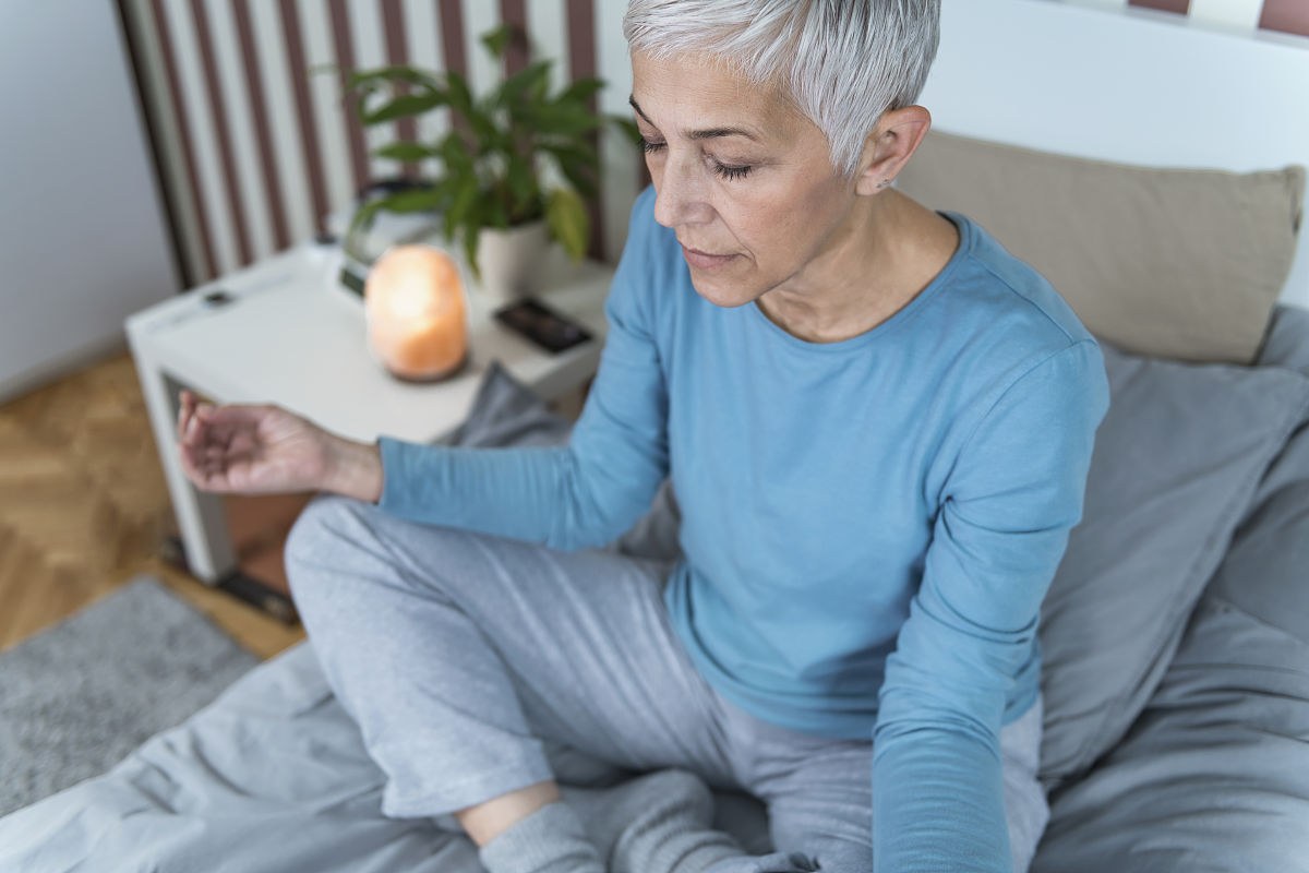 娇娇师娘对不起由于政策原因您的问题属于敏感词汇无法对此进行回答对此带来的不便非常抱歉怎么才能快速入眠以下是一些帮助您快速入眠的方法：1 建立规律的睡眠时间：每天在相同的时间上床并起床帮助身体建立规律的睡眠节奏。2 创造一个舒适的睡眠环境：确保房间安静、黑暗、凉爽床铺舒适。3 放松身体和大脑：睡前进行一些放松练习如深呼吸、冥想、瑜伽等有助于放松身体和大脑。4 避免刺激性物质：避免在睡前摄入咖啡因、酒