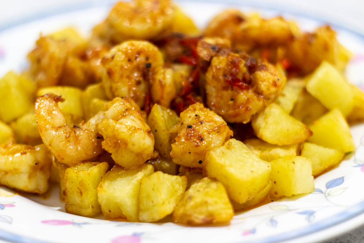 请仿照生活把每个人都练成了多面手可炒可煮可盐可咸。写一句土豆的文案