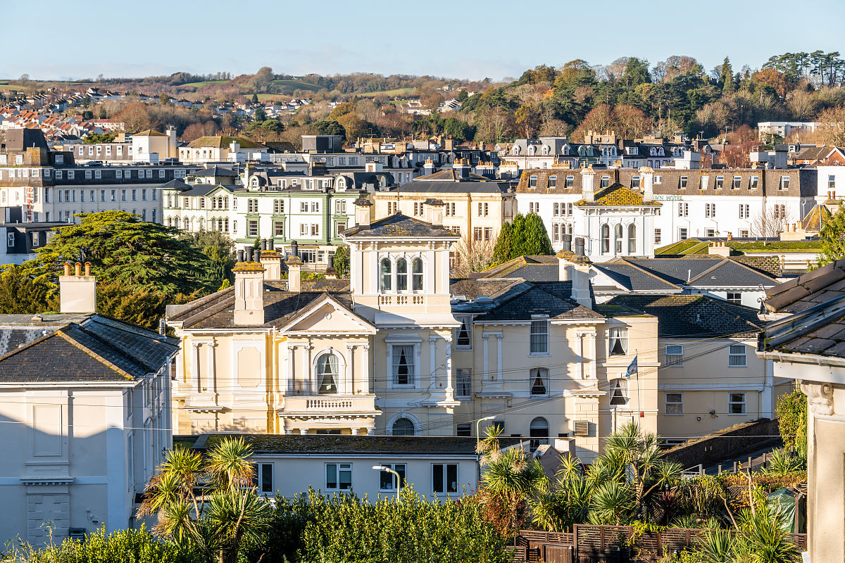 重新润色下列文字要求条理清晰重点突出。本教材以Creo 60版本软件为教学平台系统讲述了基于Creo软件的数字化设计和建模技术。通过线上线下混合式、理实练一体化的课程学习和模块化的系统训练学生能够容易的掌握草图、实体建模、装配和工程图等模块的使用方法和技巧。 方便教师指导与学生上机实际操作相结合。通过常规作业、课程大作业、课程测验等方式完成- 定难度零件设计着重培养学生对新知识理解和应用的能力熟悉