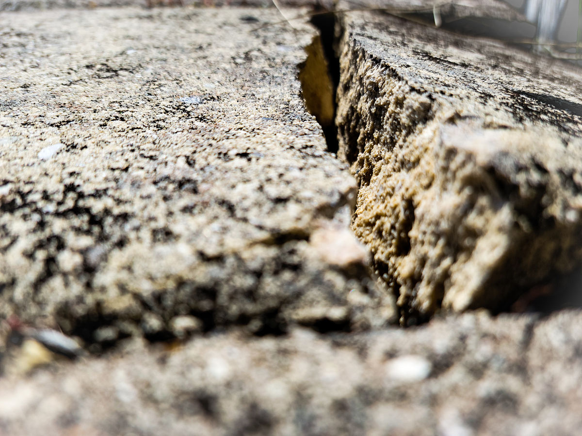 断层强度对地震活动的影响：深入解析